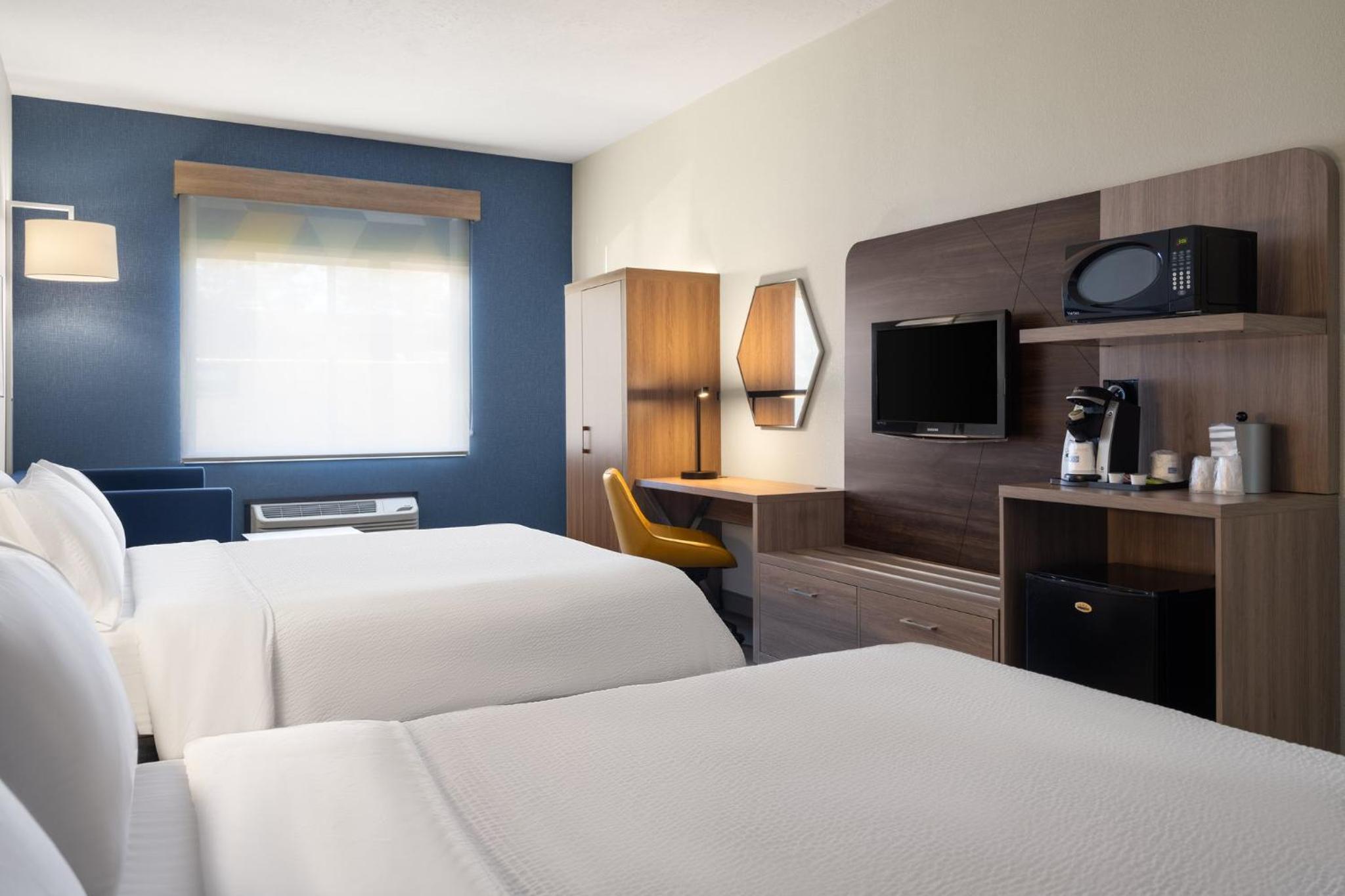 Twin Room with Sofa Bed - Photo 1