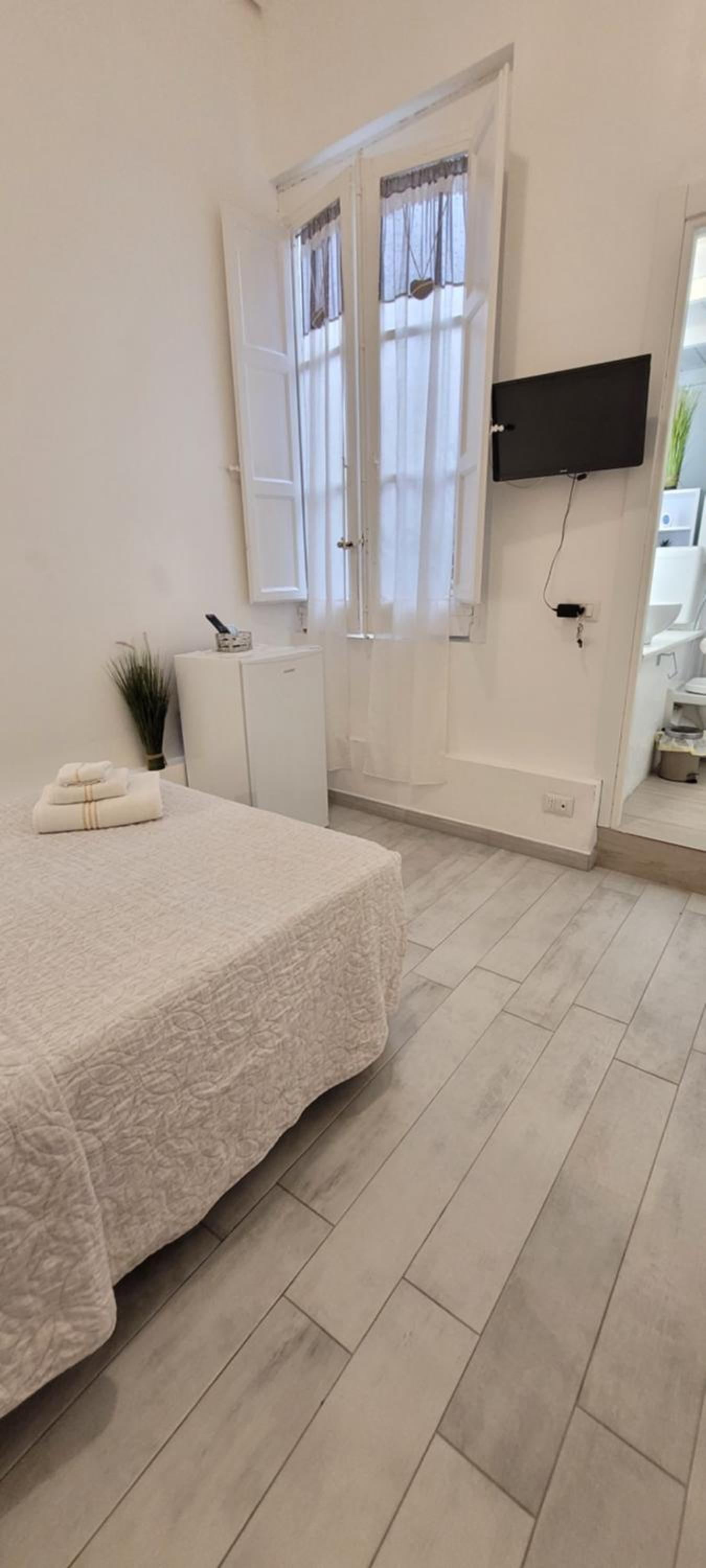 Single Room with Private Bathroom photo 2