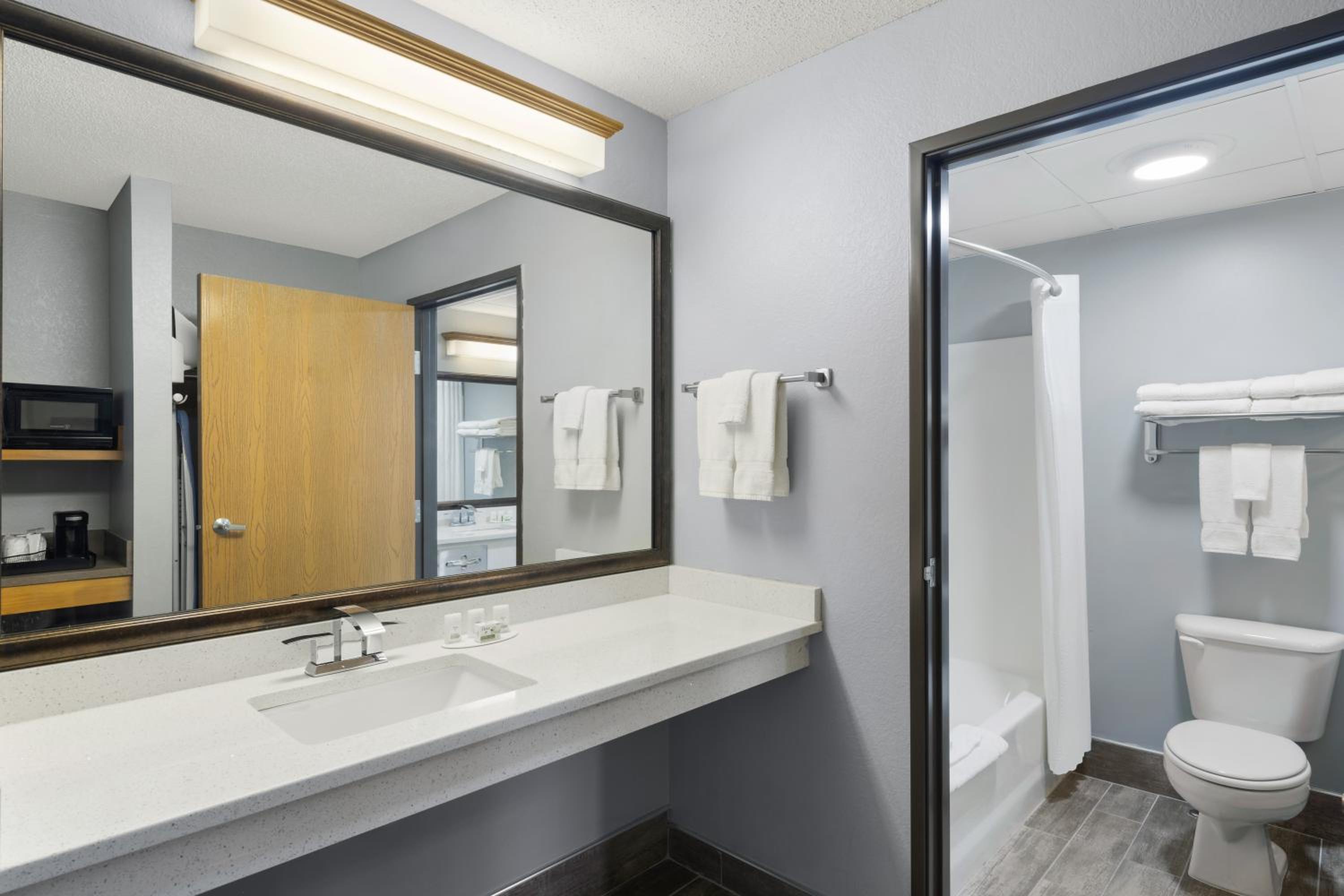 Superior King Suite - Non-Smoking photo 2