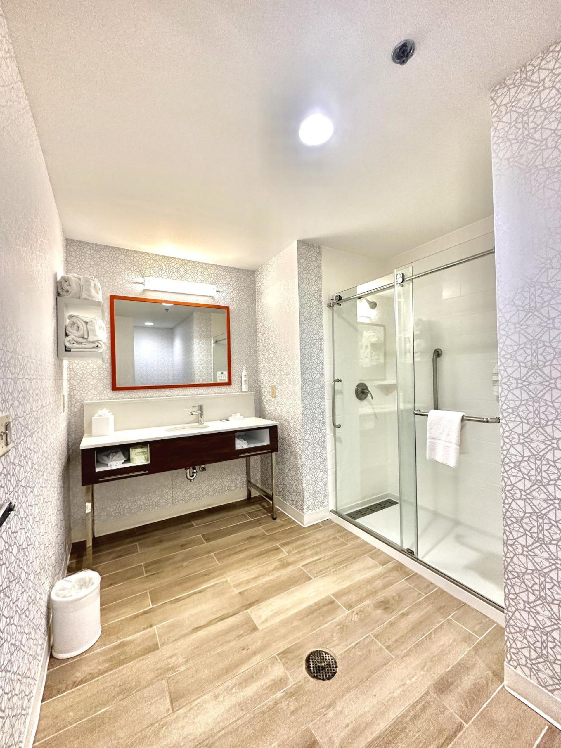One-Bedroom King Suite - Non-Smoking - Photo 2
