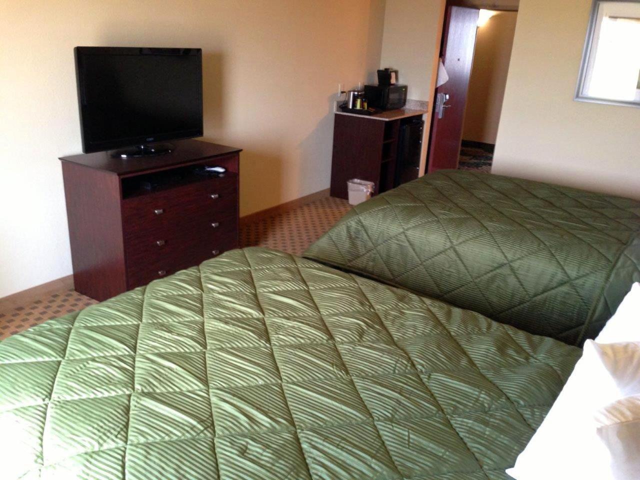 Queen Room with Two Queen Beds photo 3