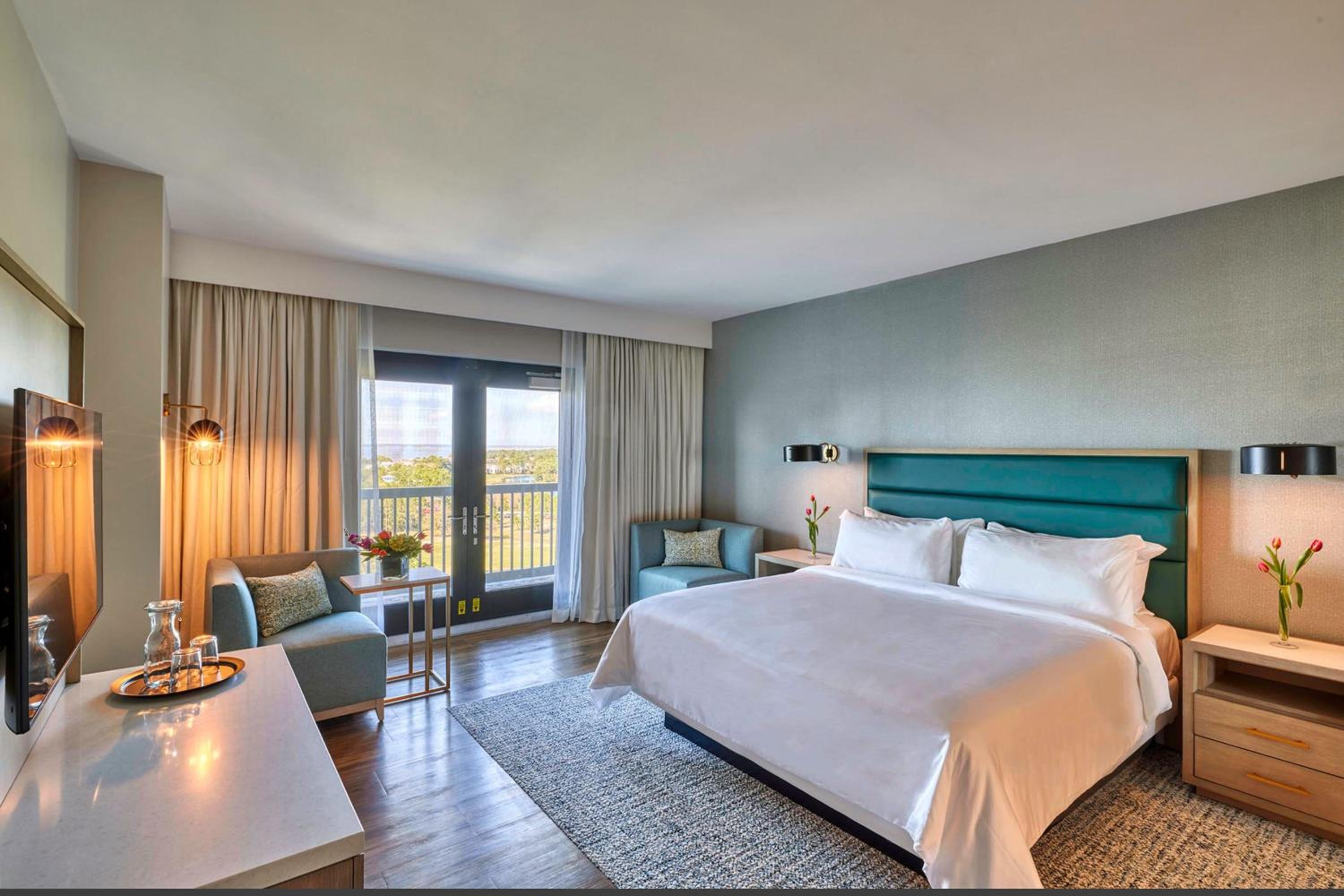 Deluxe King Room with Balcony - Photo 5