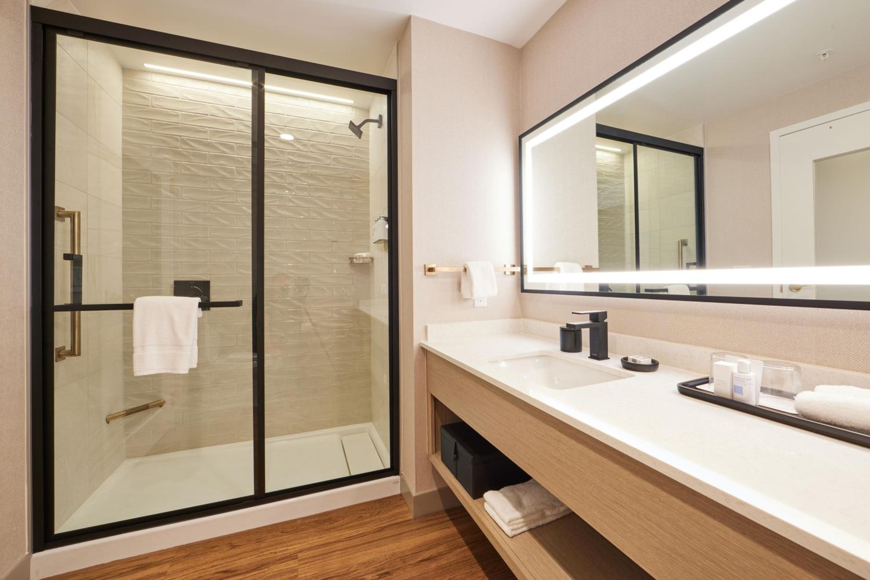 Queen Room with two Queen Beds and Bay View - Photo 4