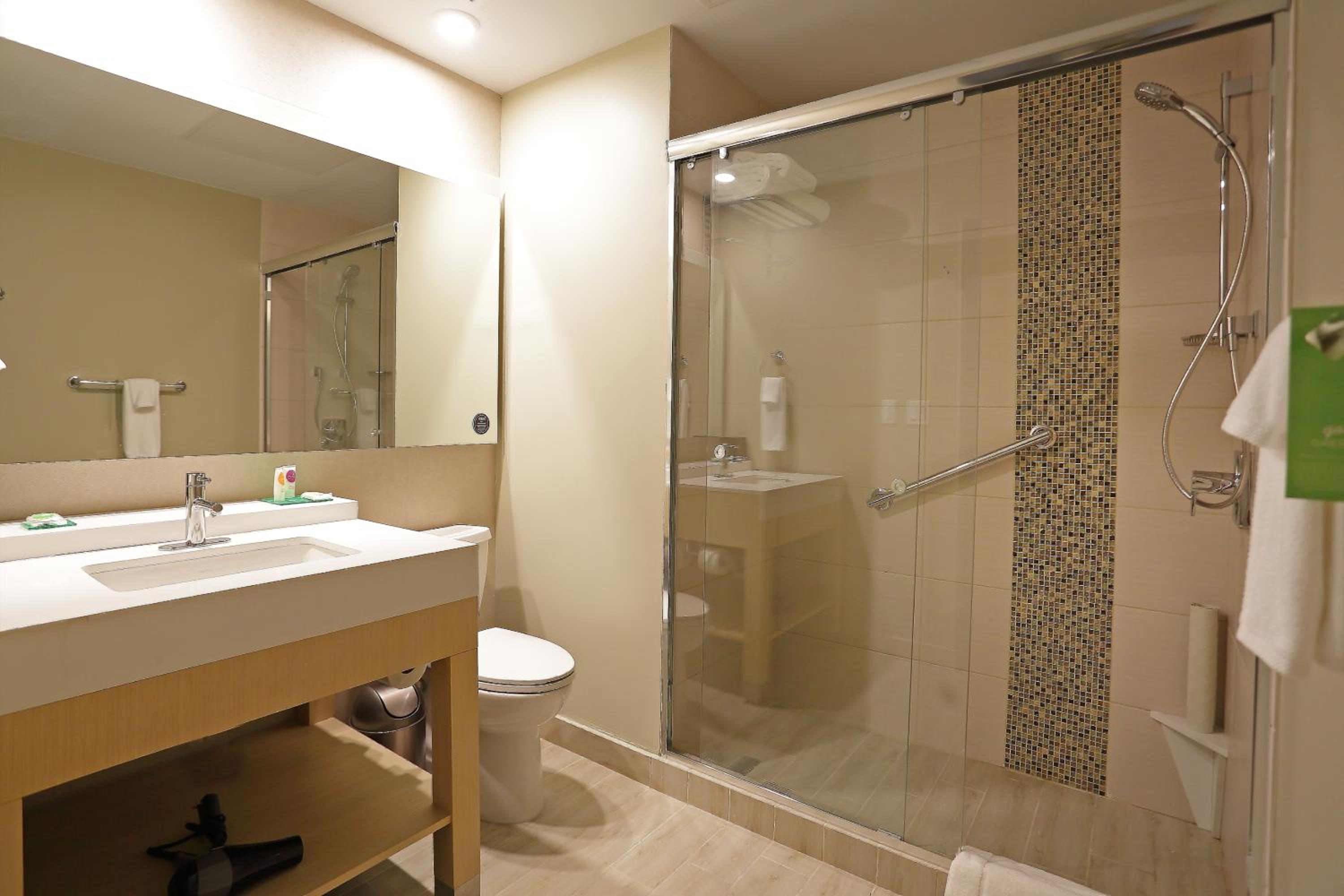 Queen Room with Two Queen Beds photo 1
