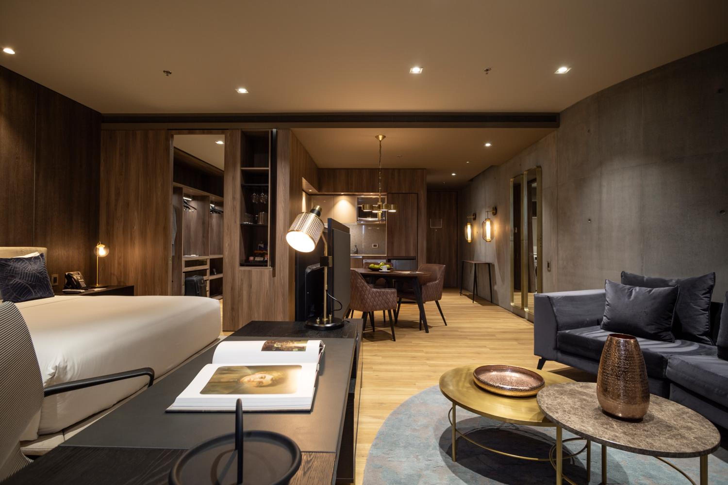 Junior Master King Room with Balcony - Photo 2