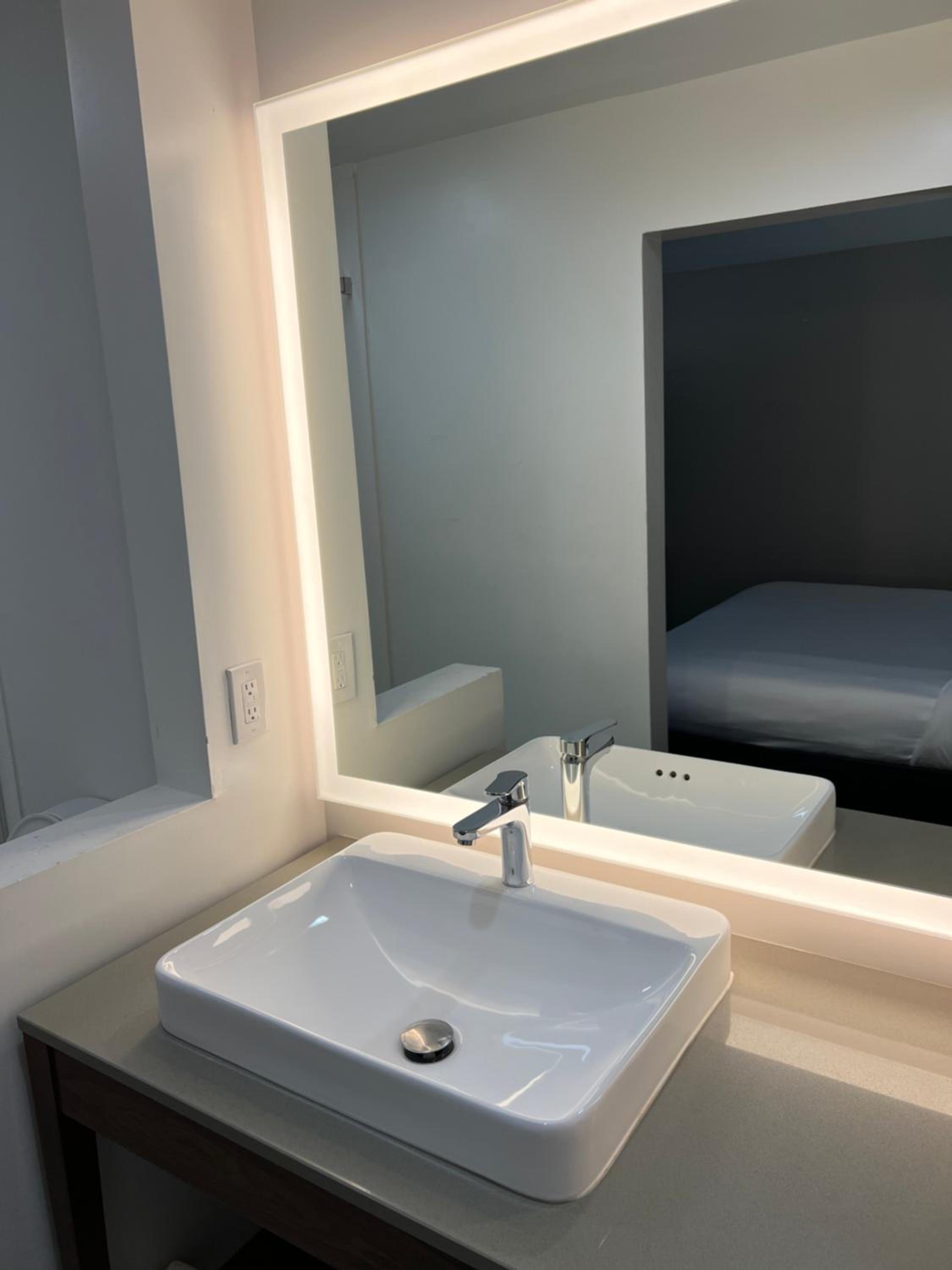 One-Bedroom King Suite - Non-Smoking - Photo 2