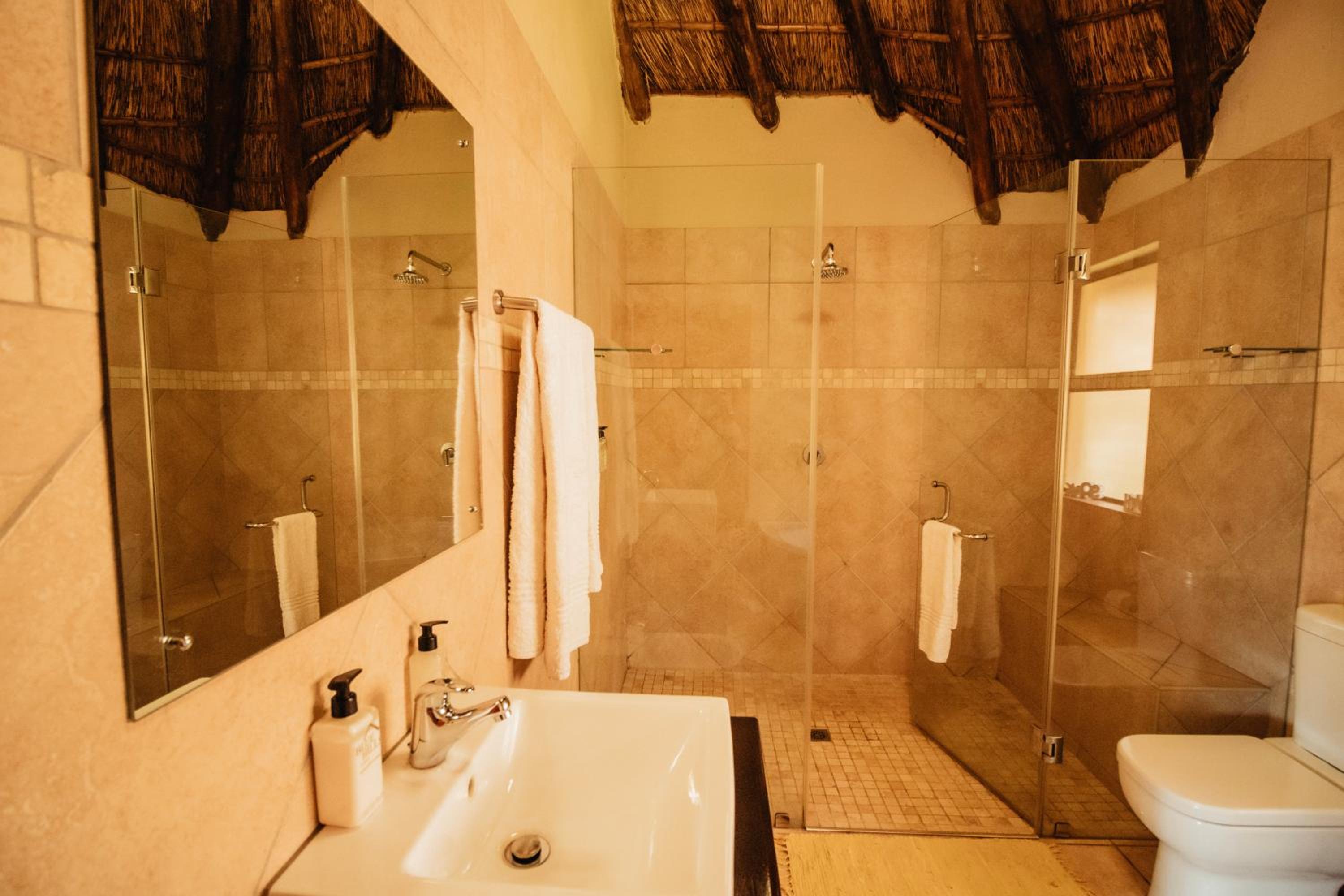 Luxury Double or Twin Suite 4 - Photo 14