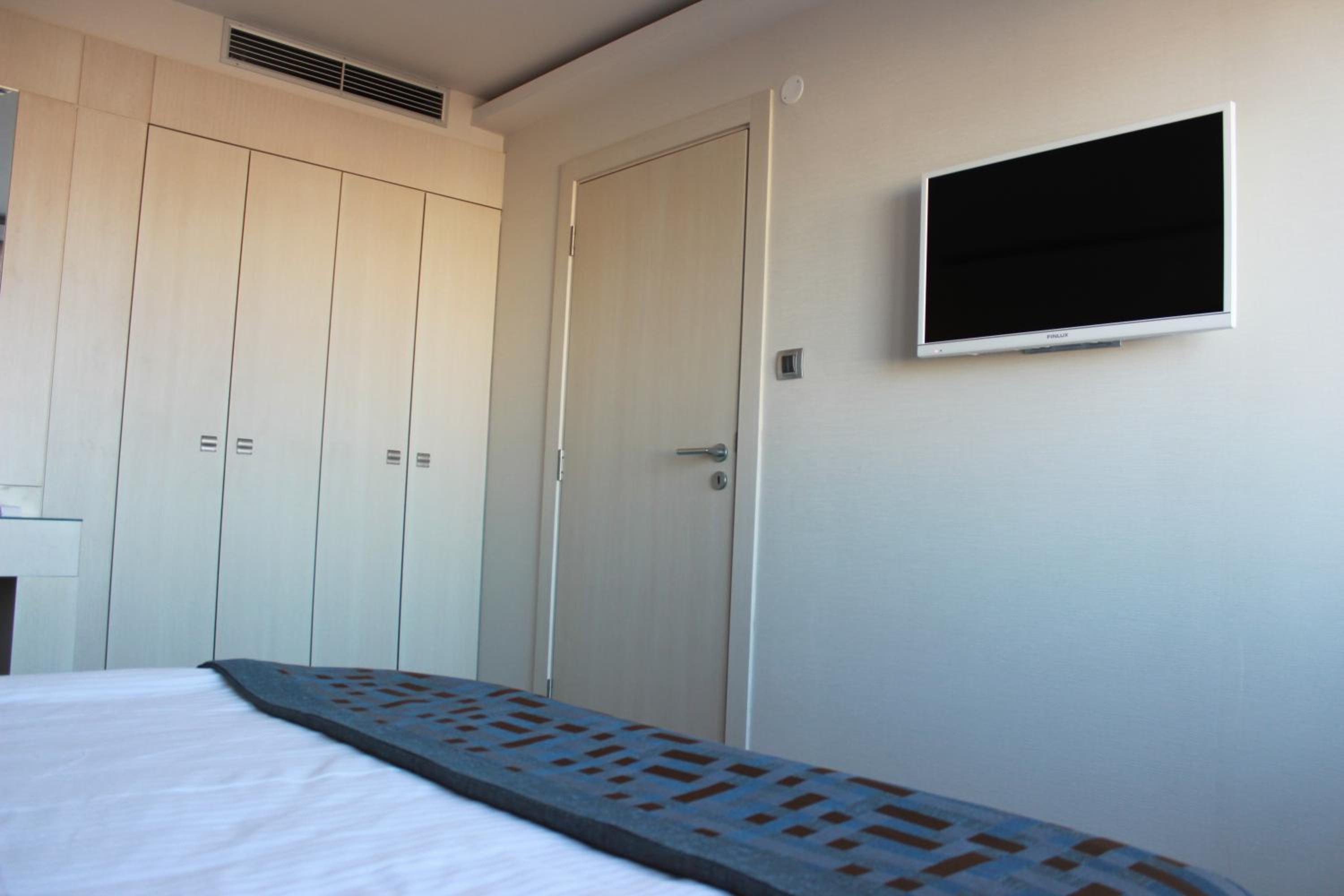 Deluxe One-Bedroom Suite photo 3