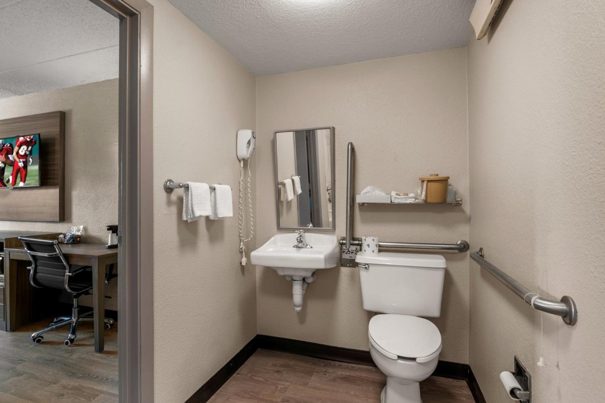 Superior King Room Disability Access Non-Smoking - Photo 5