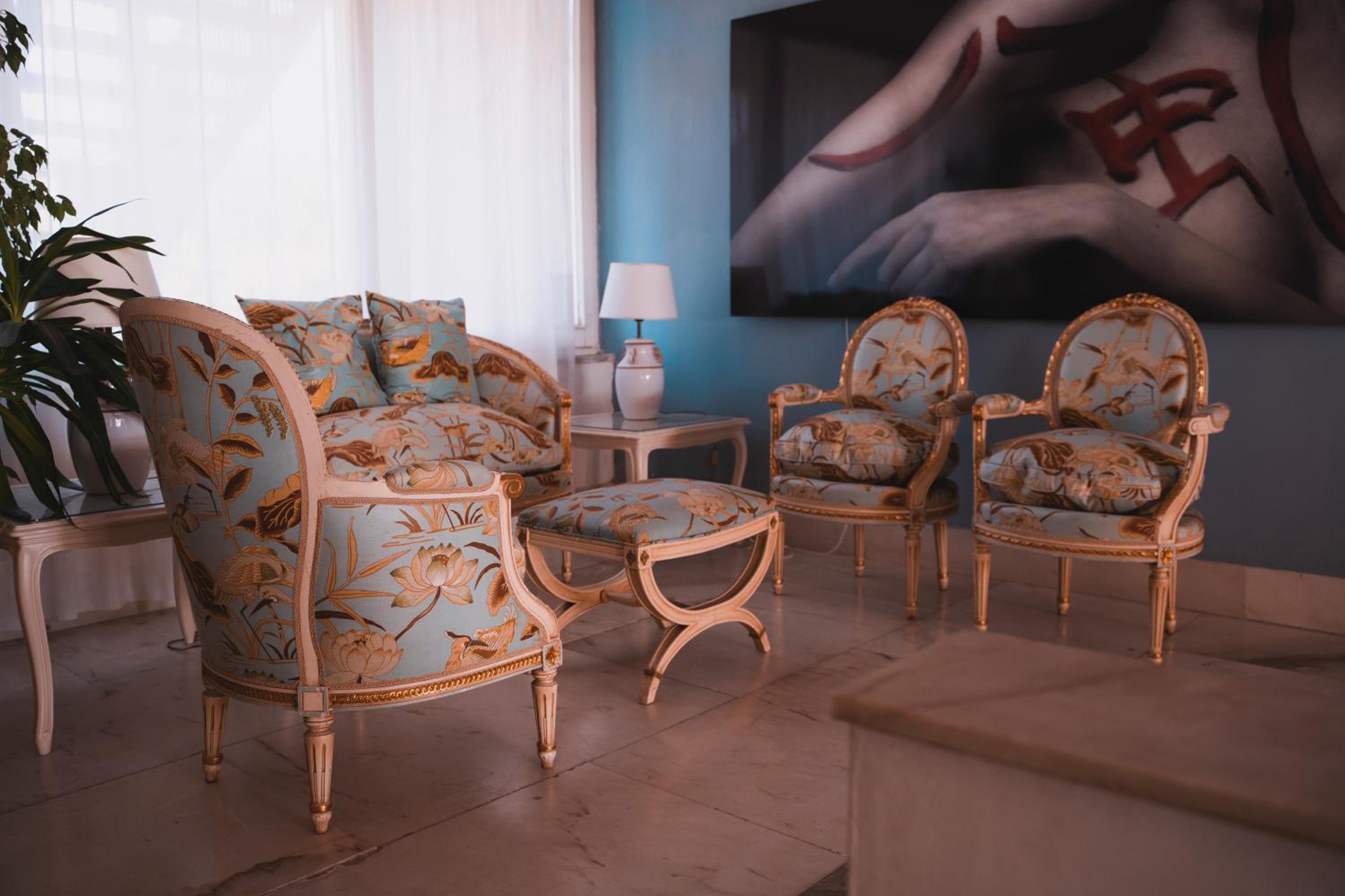 Superior Family Room photo 1