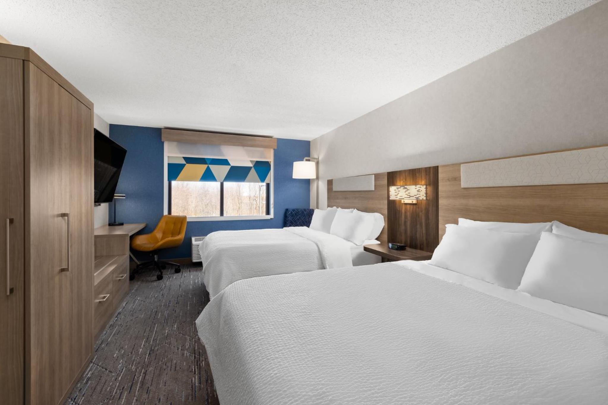 Standard Room with Two Queen Beds - Photo 3