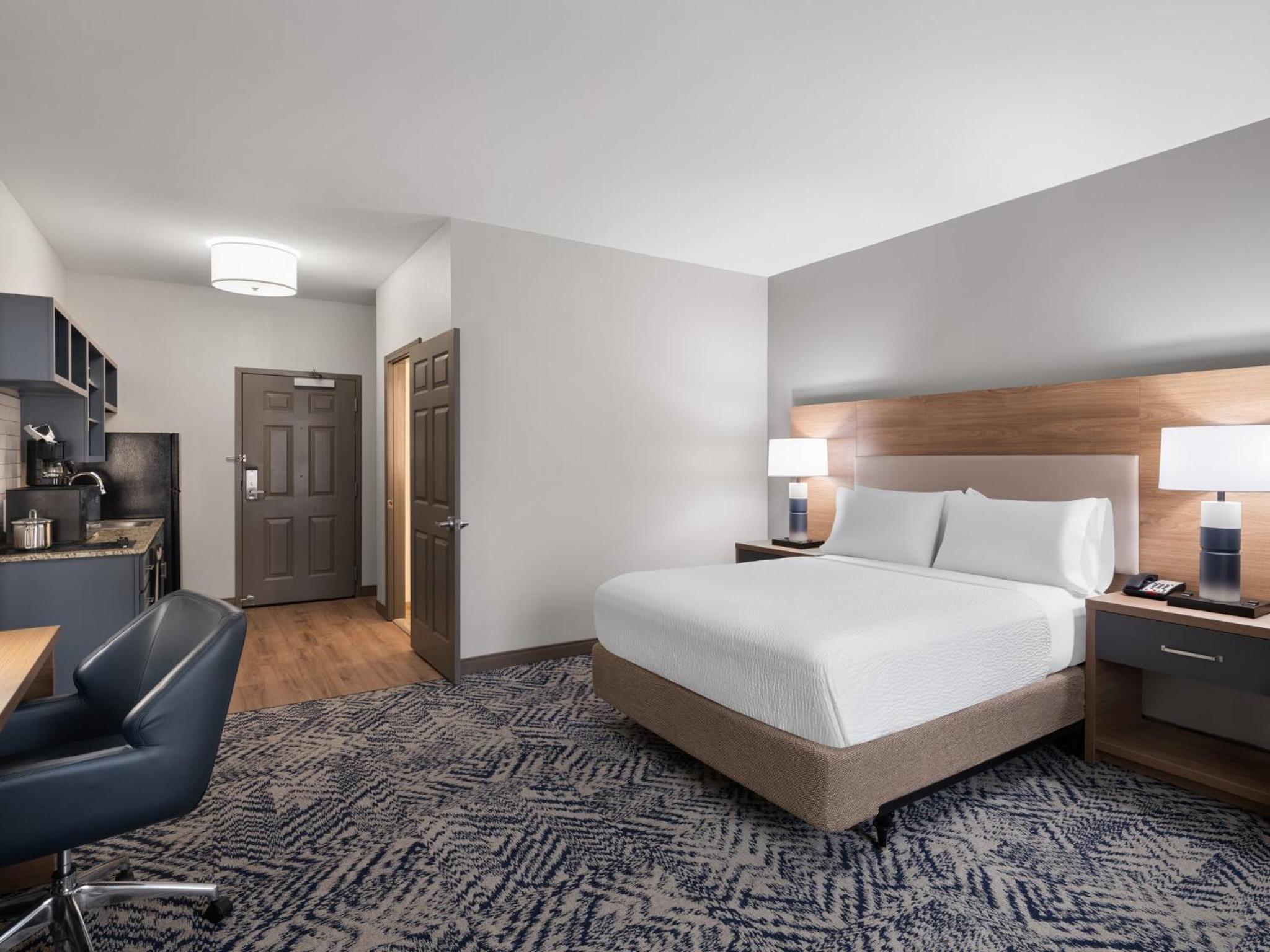 Queen Studio Suite - Hearing Accessible - Photo 5