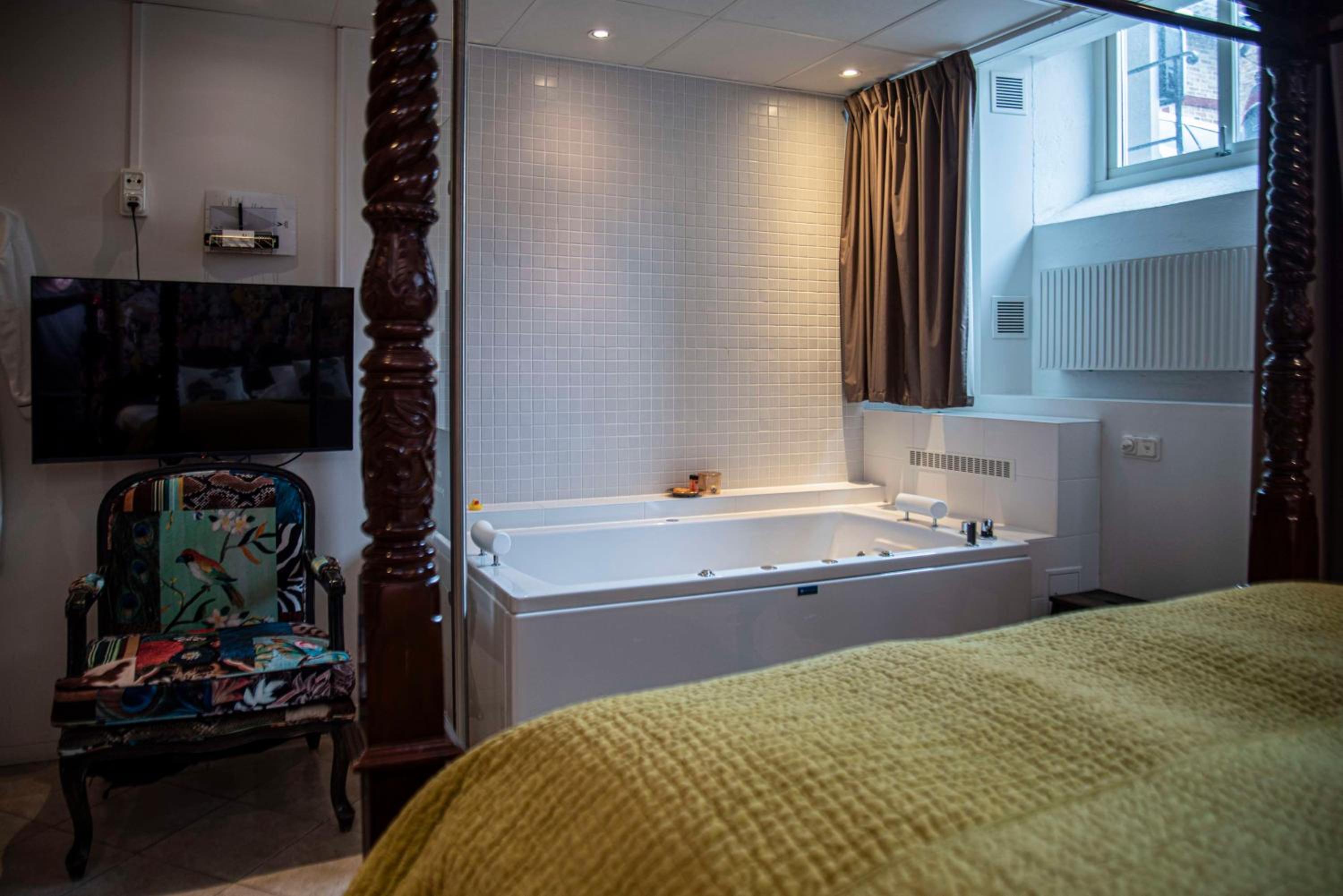 Premium King Room with Jacuzzi - Basement - Photo 7