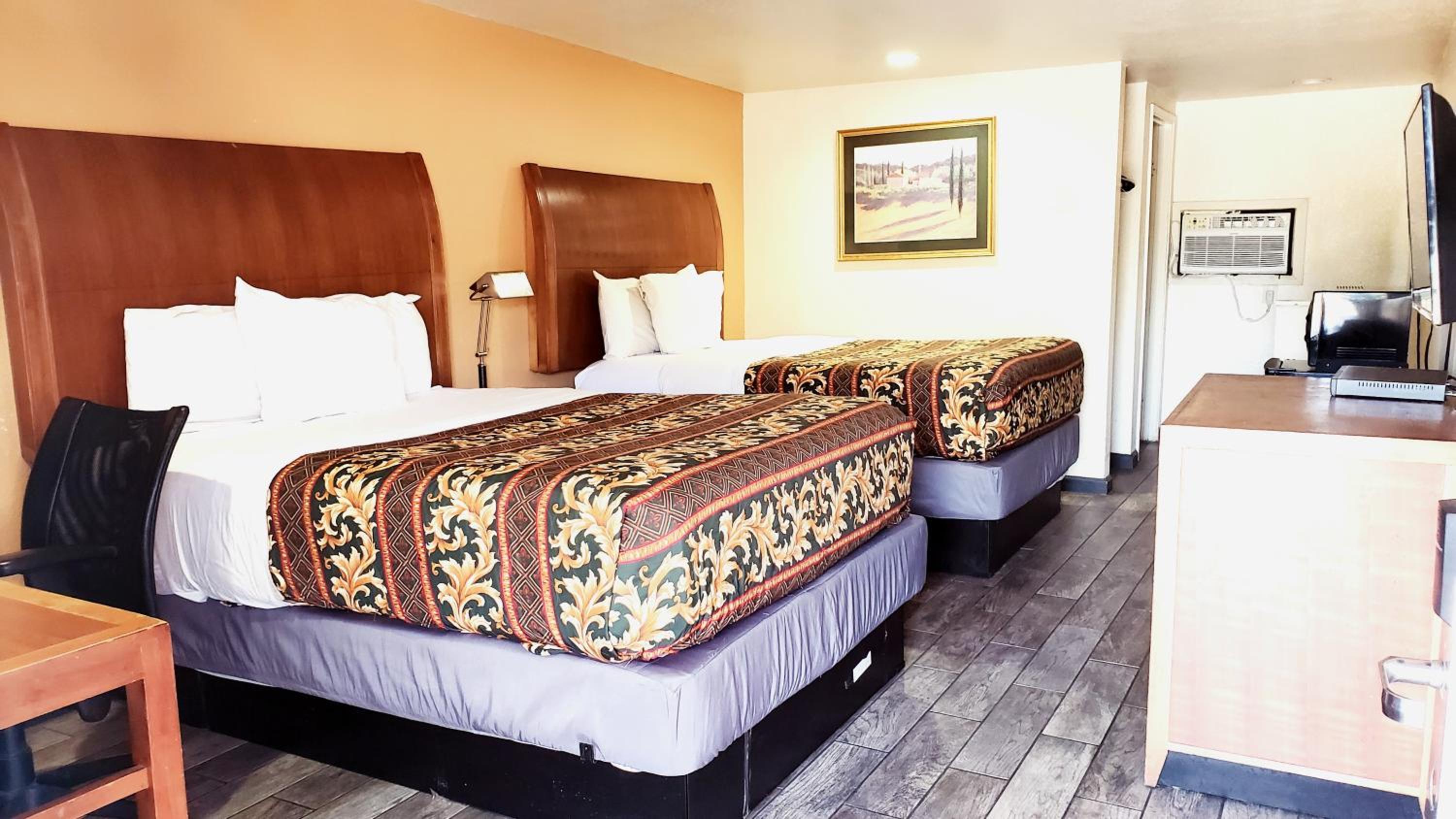 Queen Room with Two Queen Beds photo 1