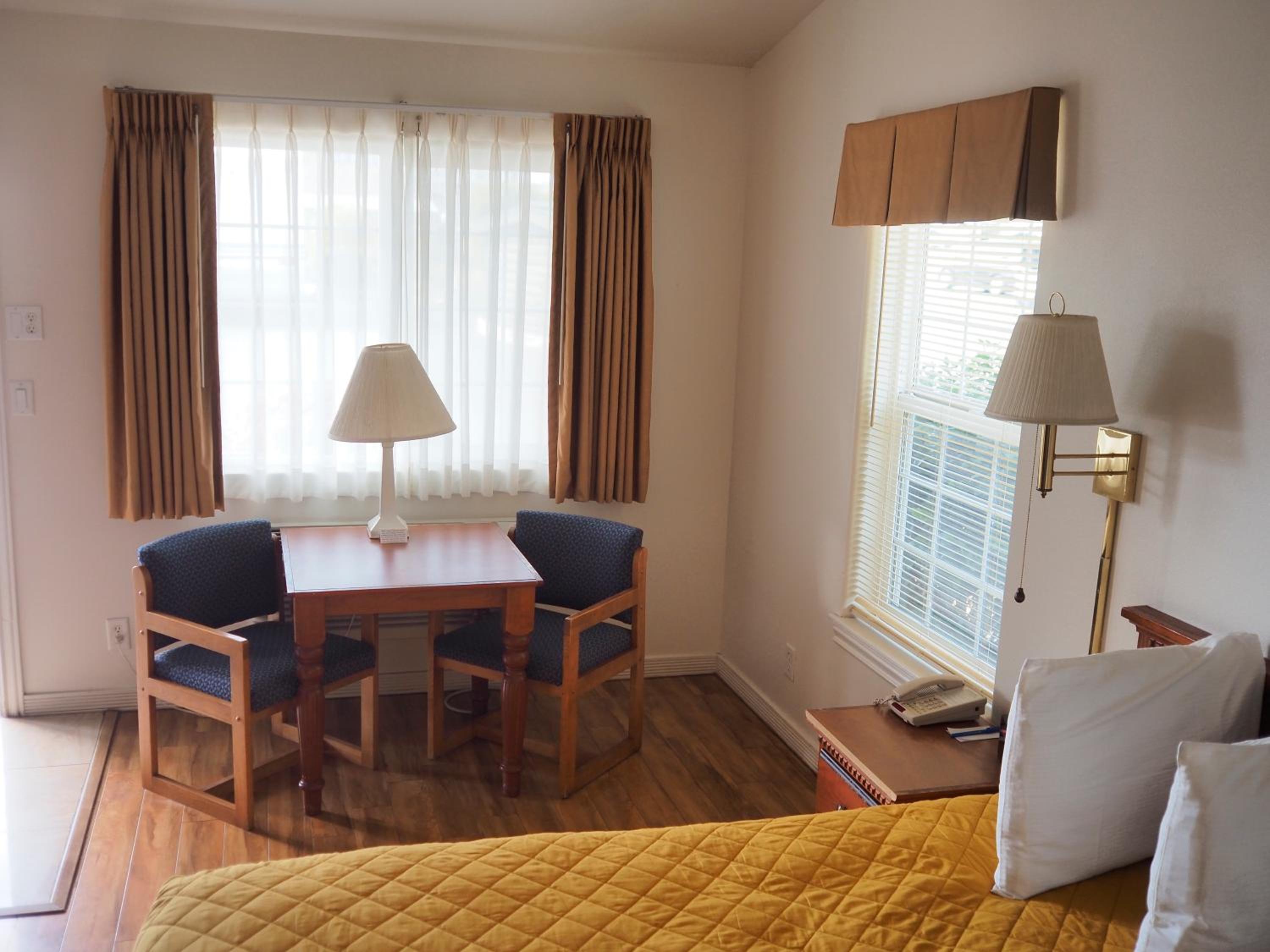 Premium King Room - Not Pet Friendly - Photo 4