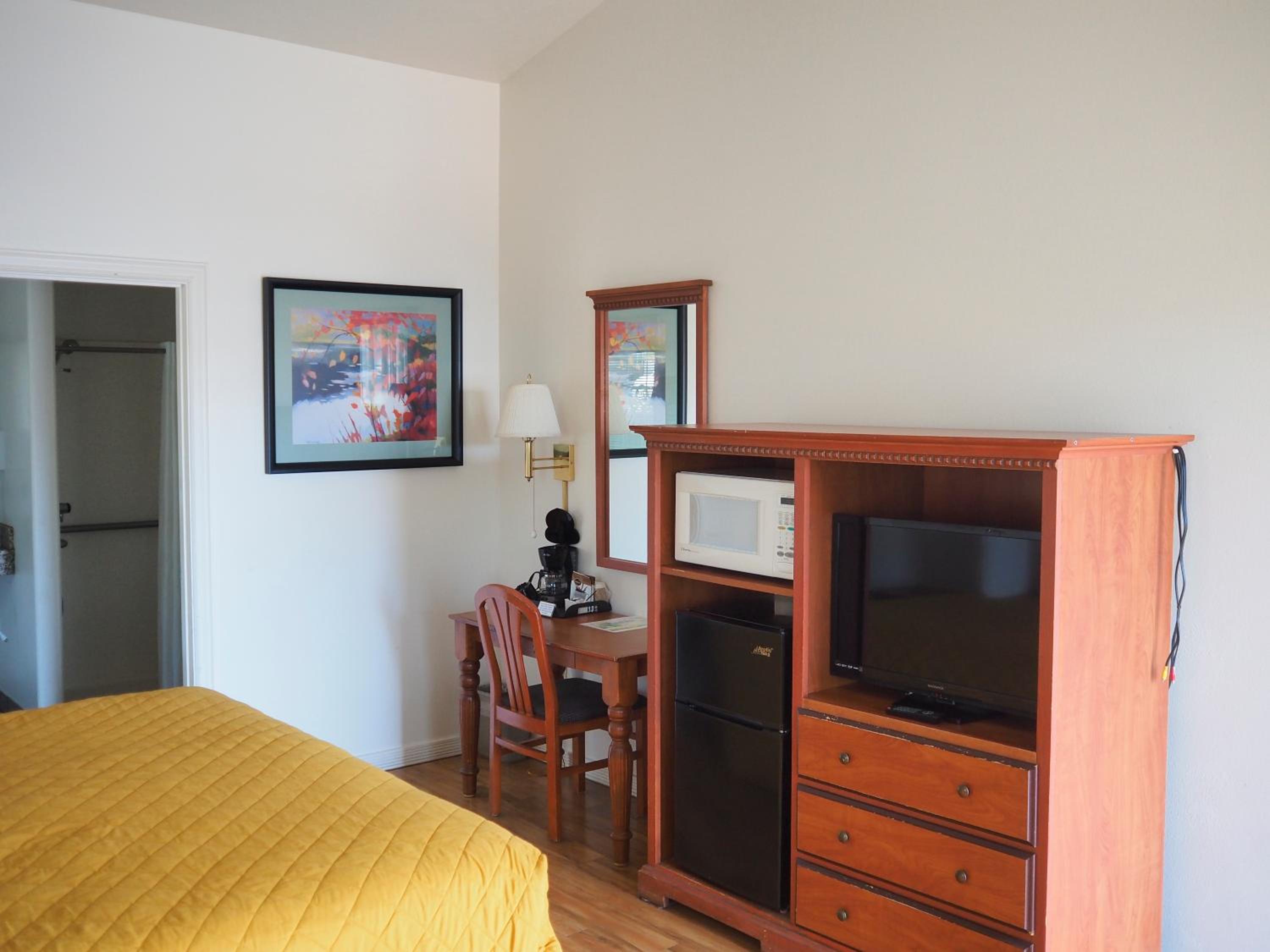 Premium King Room - Not Pet Friendly - Photo 3