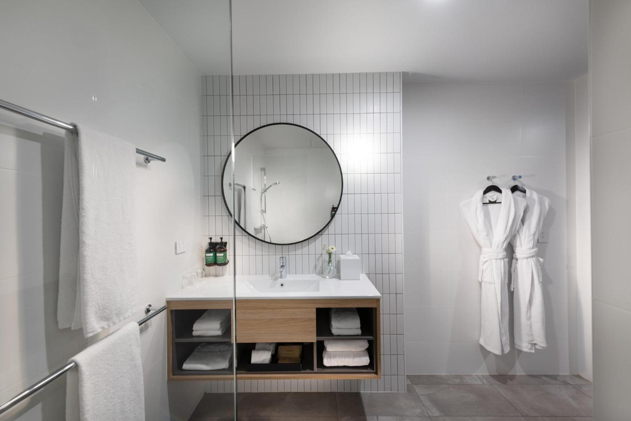 Junior King Suite with City View - Photo 4