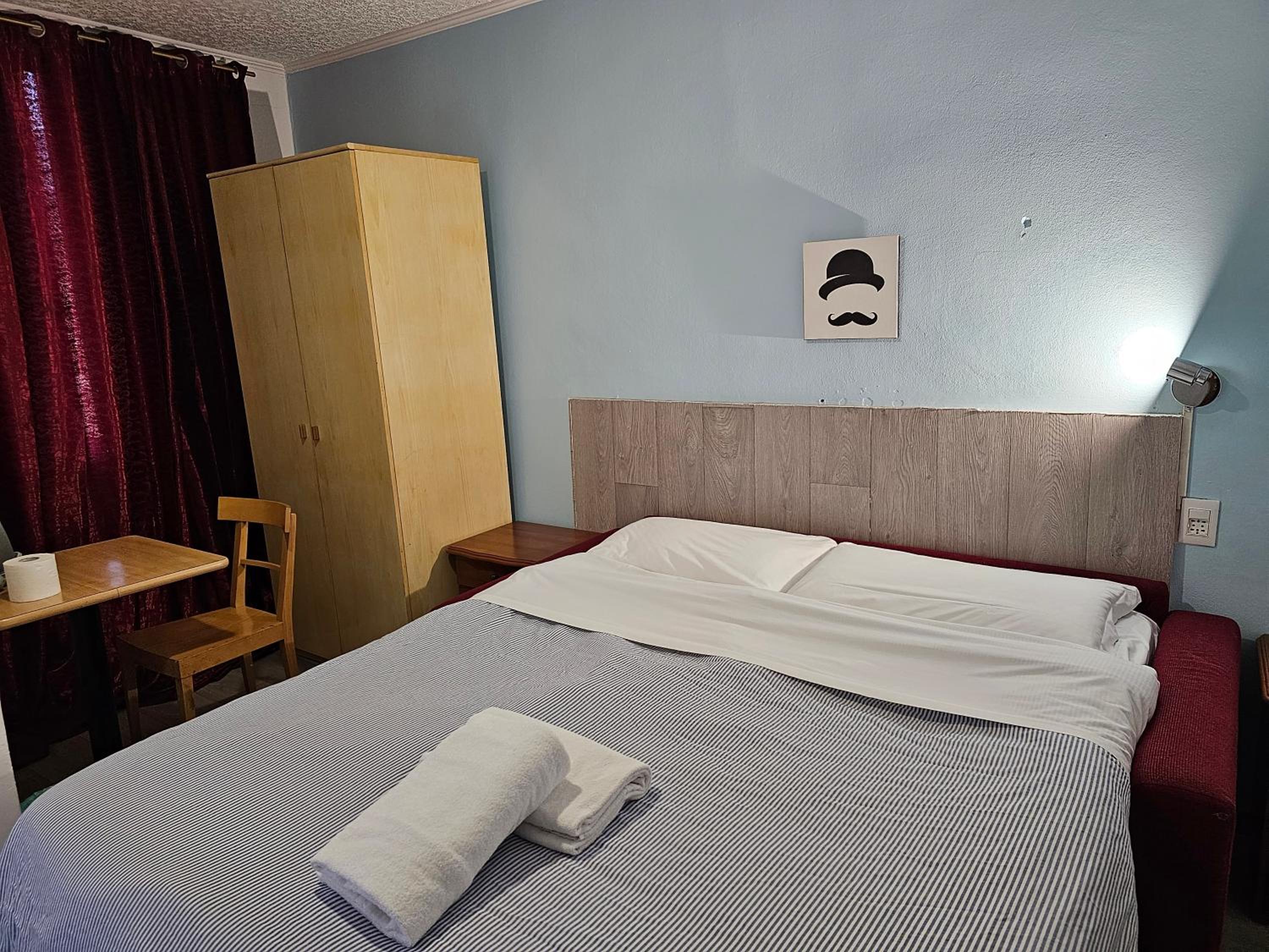 Double or Twin Room with Private Bathroom - Photo 2
