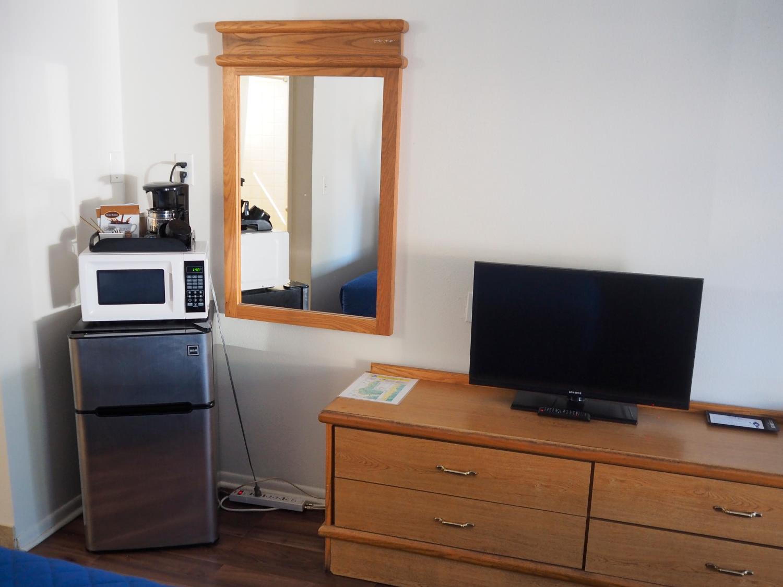 Deluxe Queen Room with Two Queen Beds - NOT Pet Friendly - Photo 4
