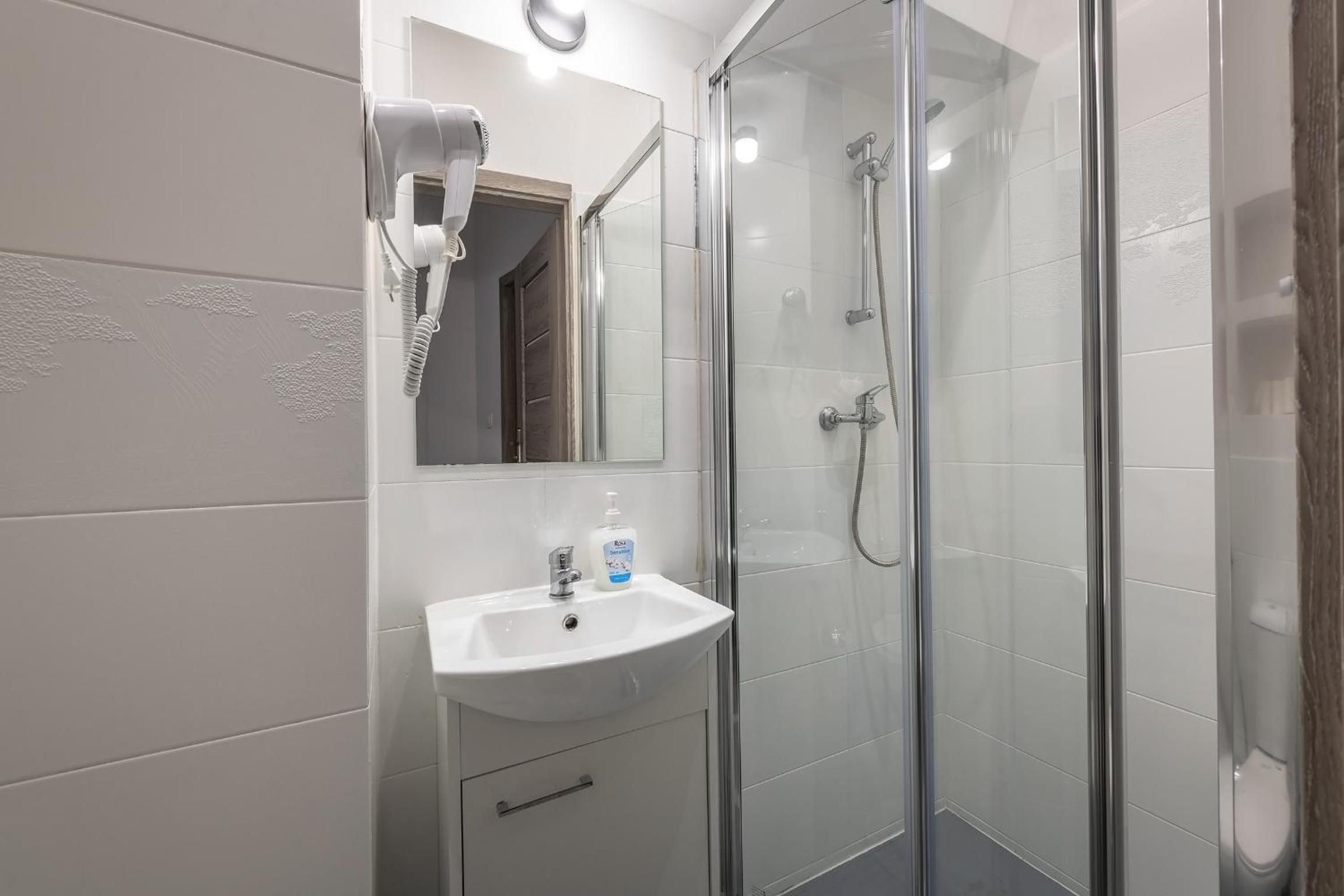 Twin Room with Shower - Photo 23