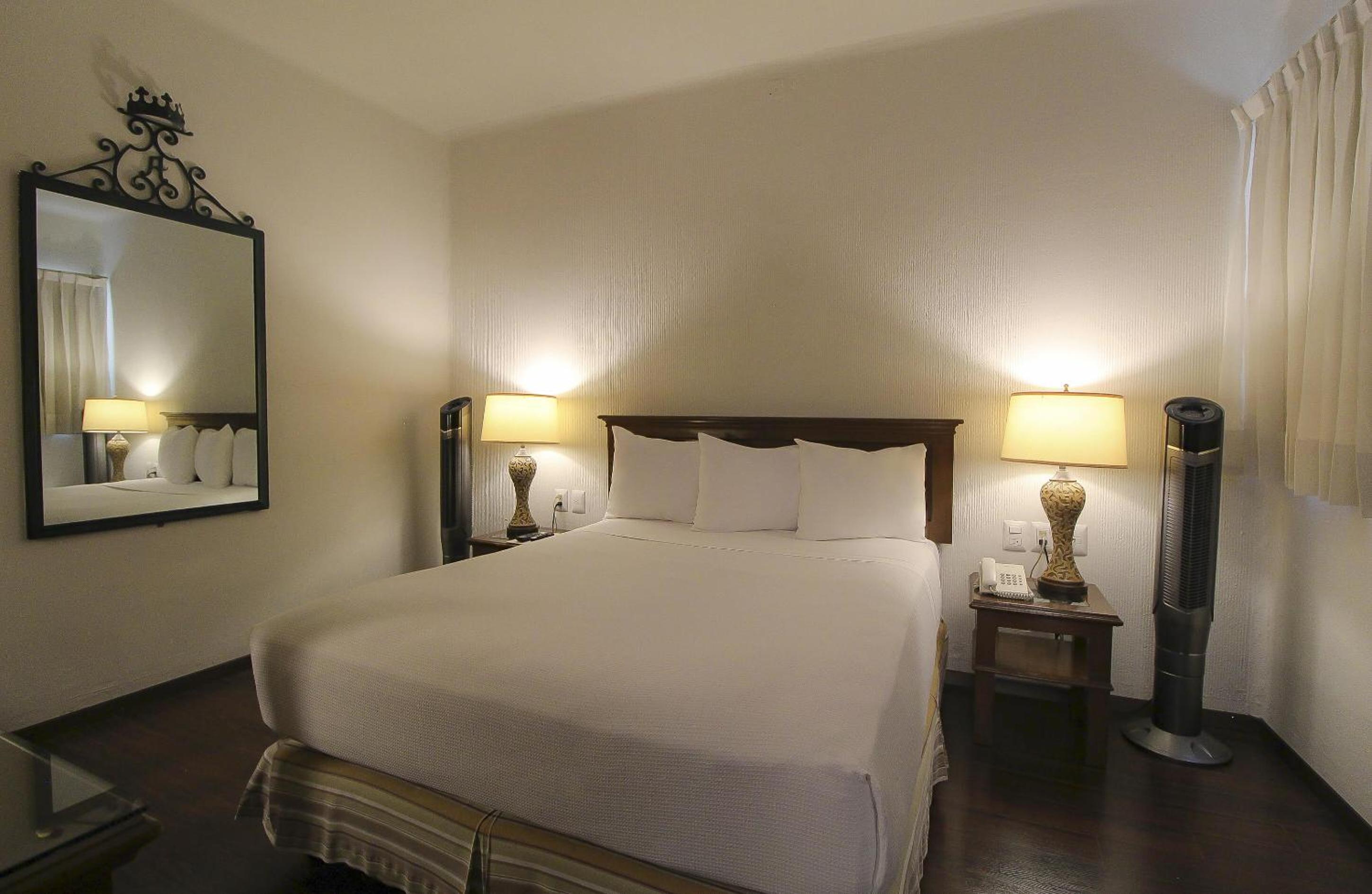 Standard Queen Room - Photo 7