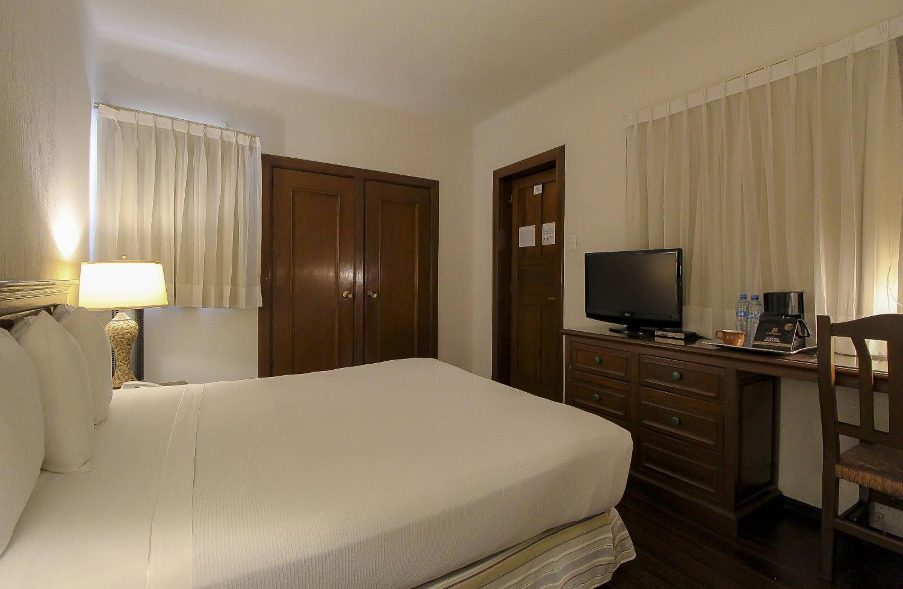 Standard Queen Room - Photo 9