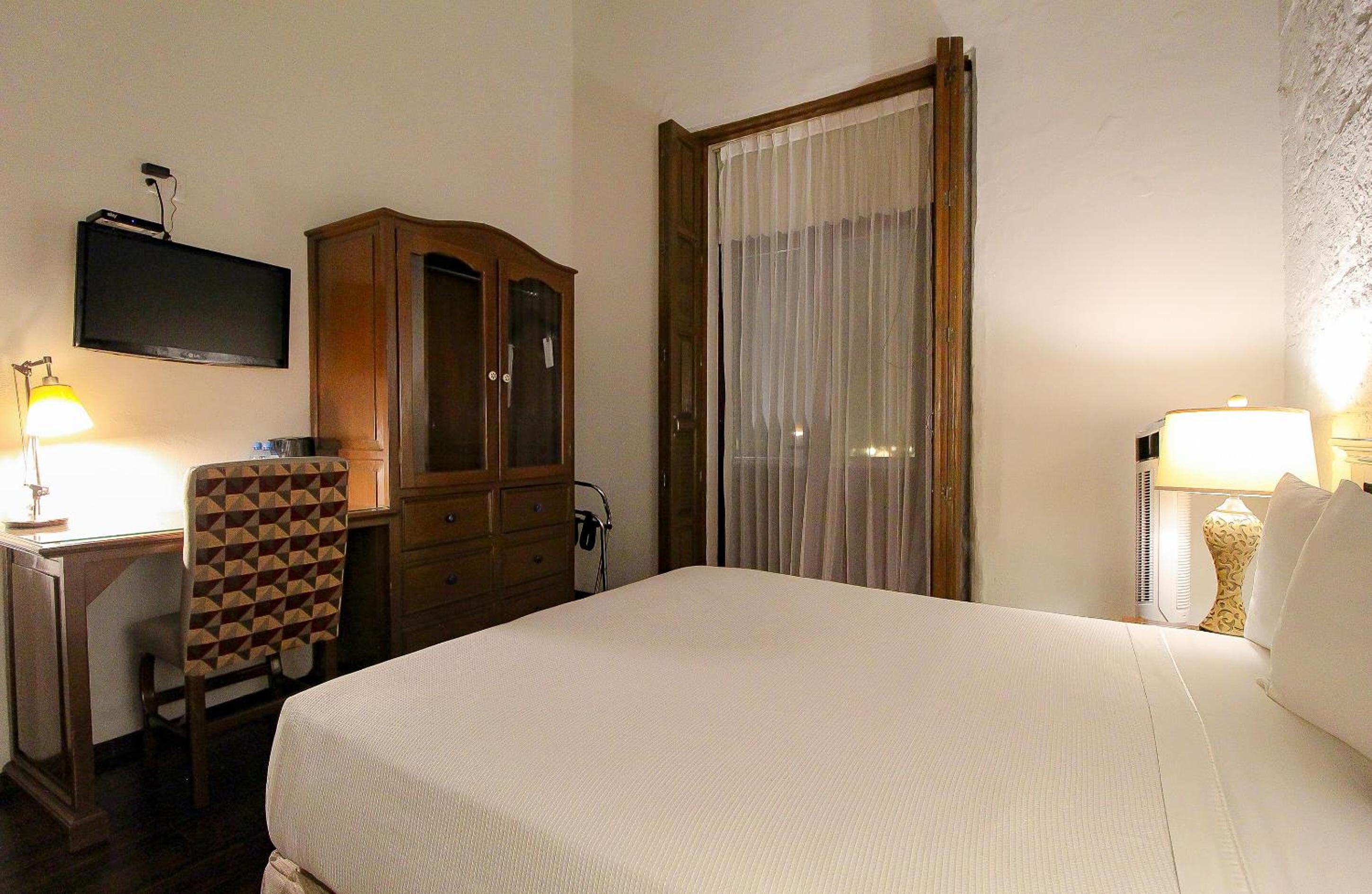 Queen Room with Balcony - Photo 1