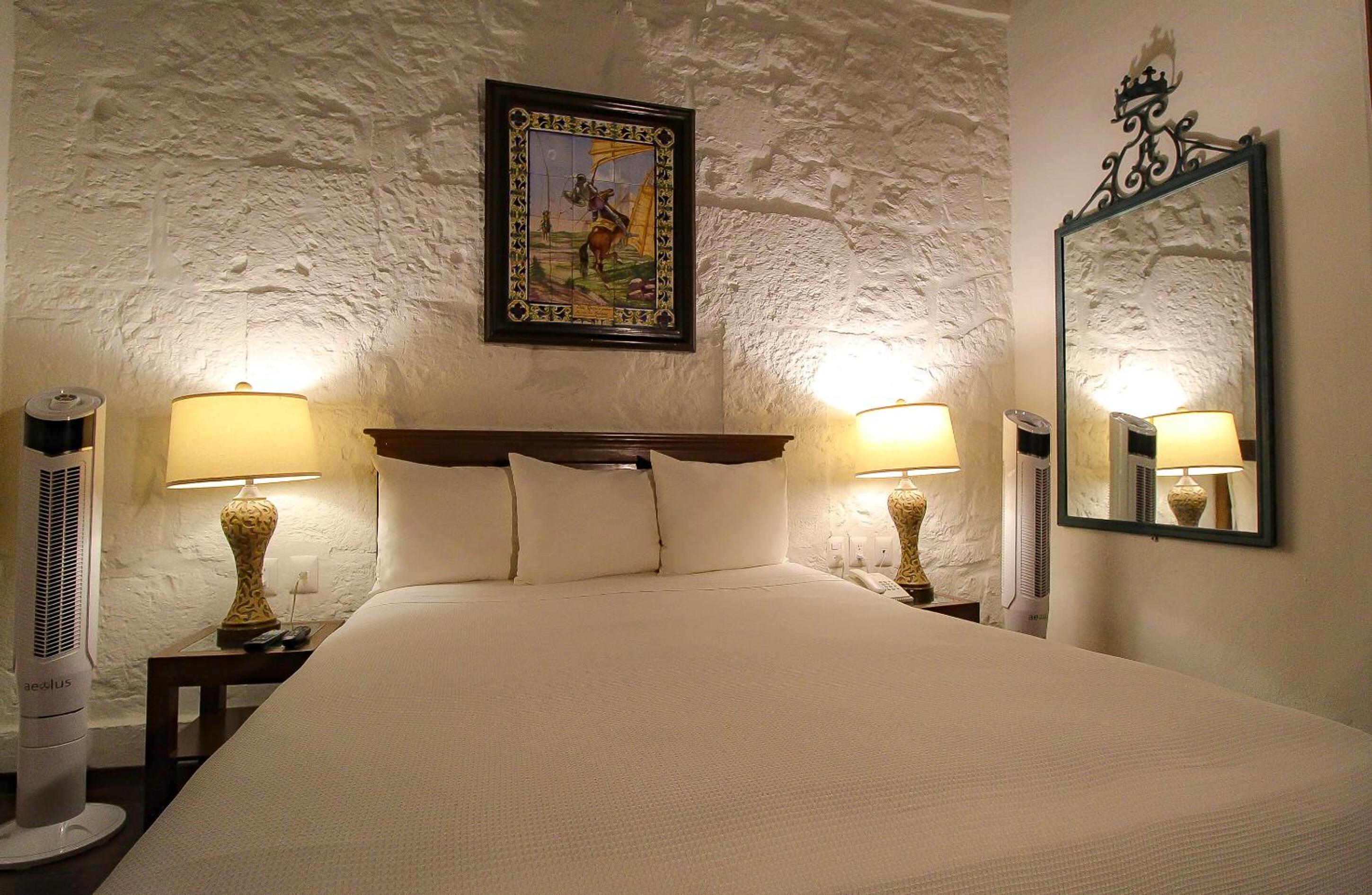 Queen Room with Balcony - Photo 6