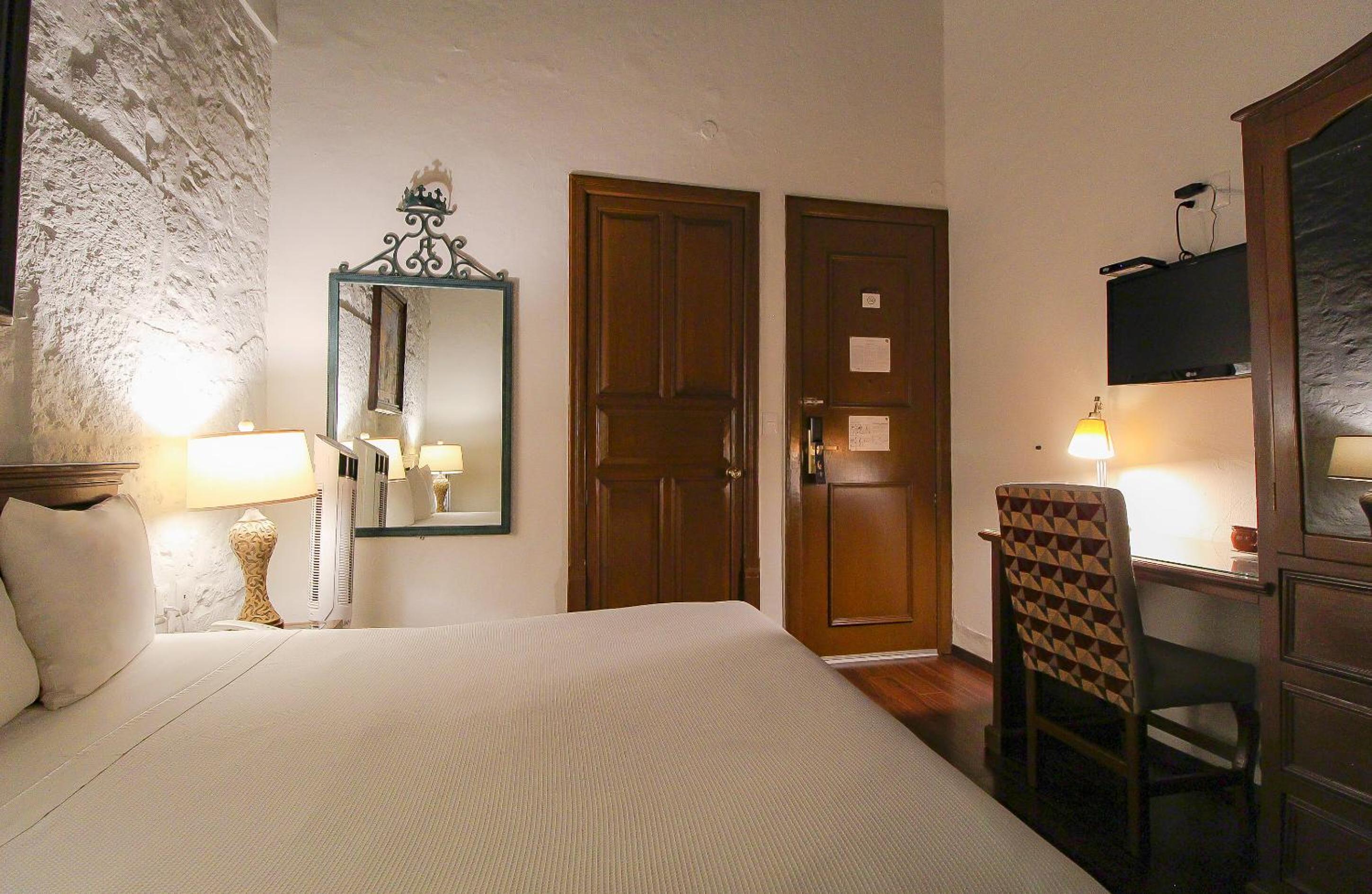 Queen Room with Balcony - Photo 5