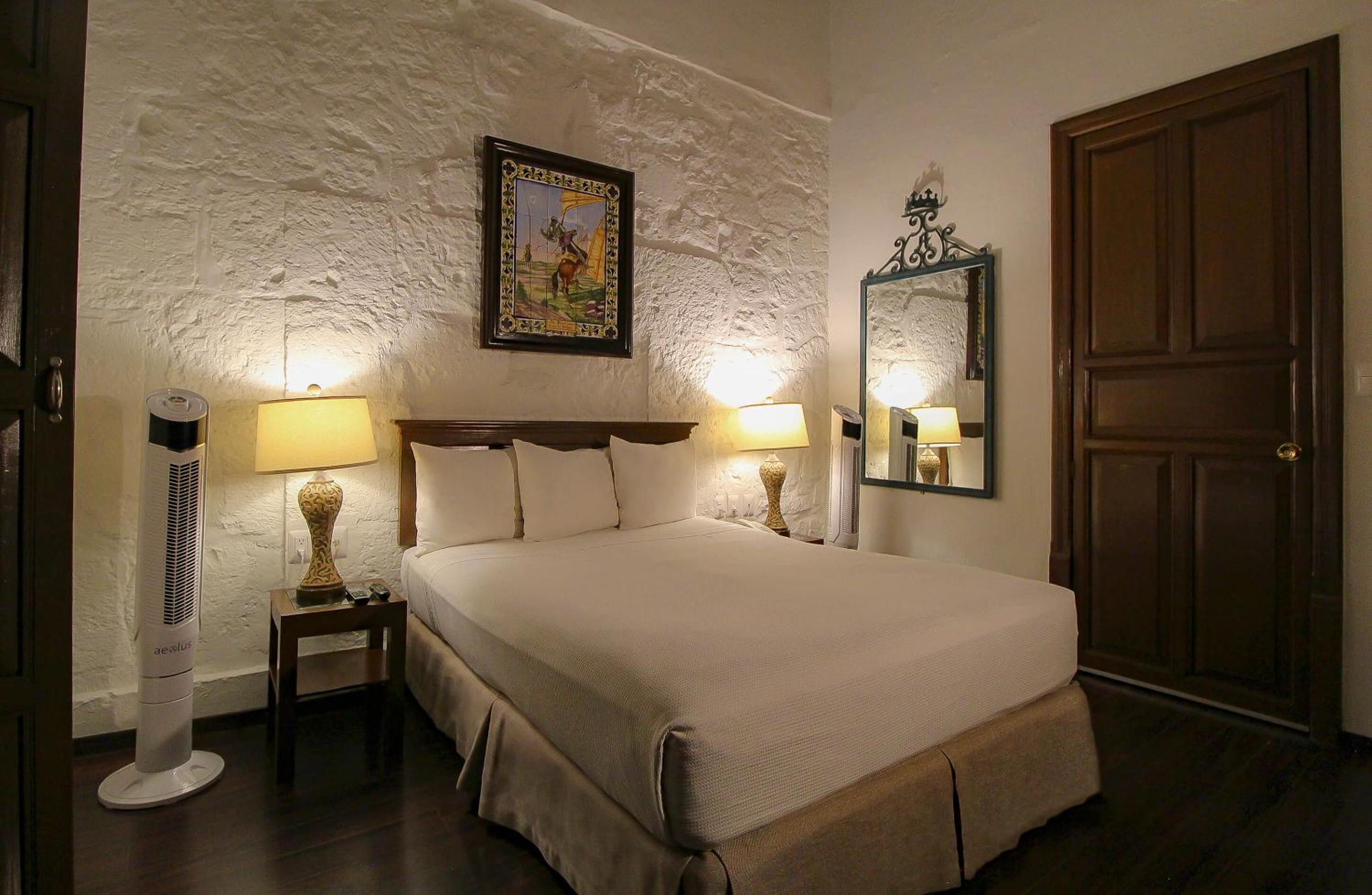 Queen Room with Balcony - Photo 4