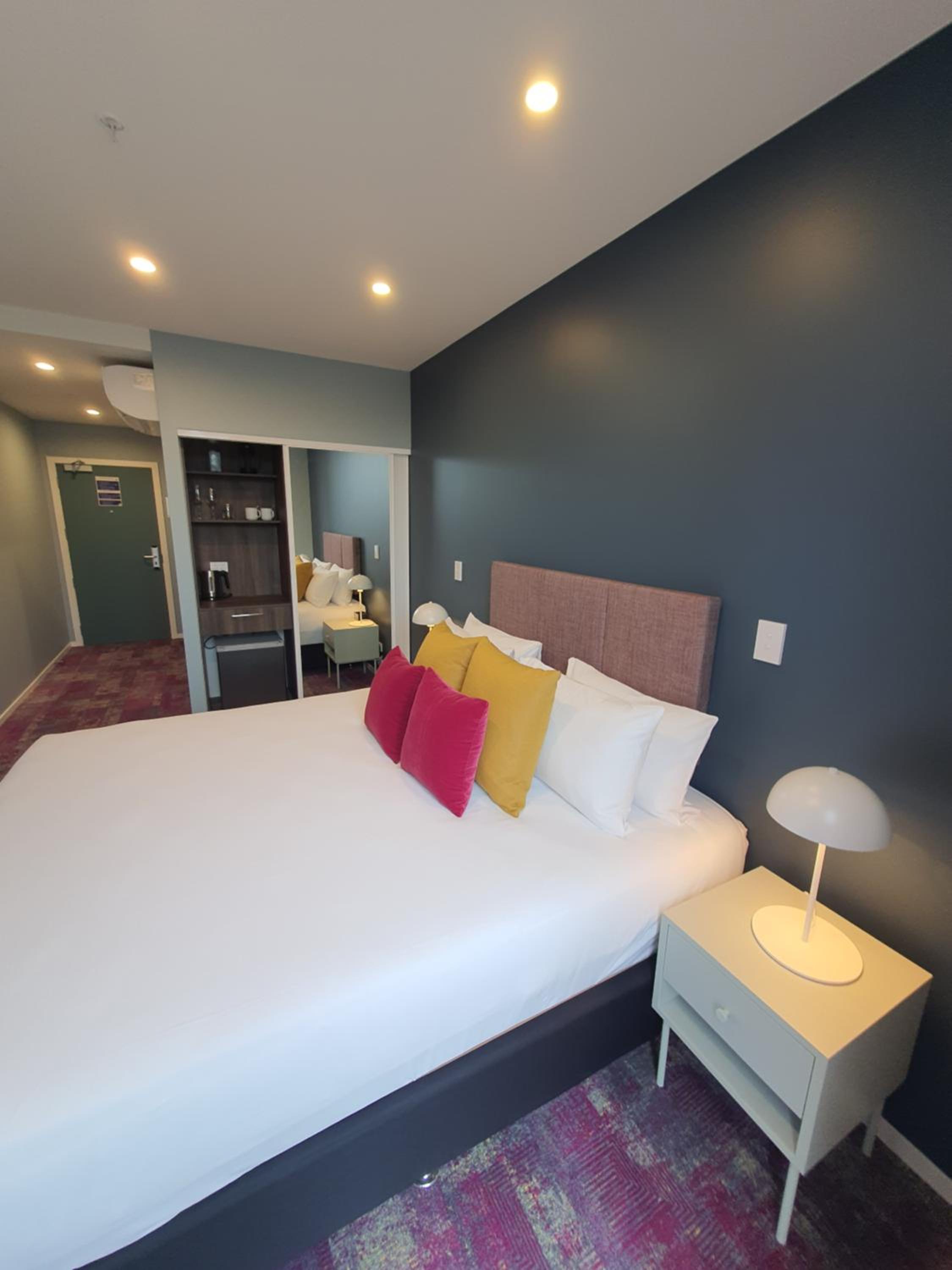 Hotel Room - Photo 3