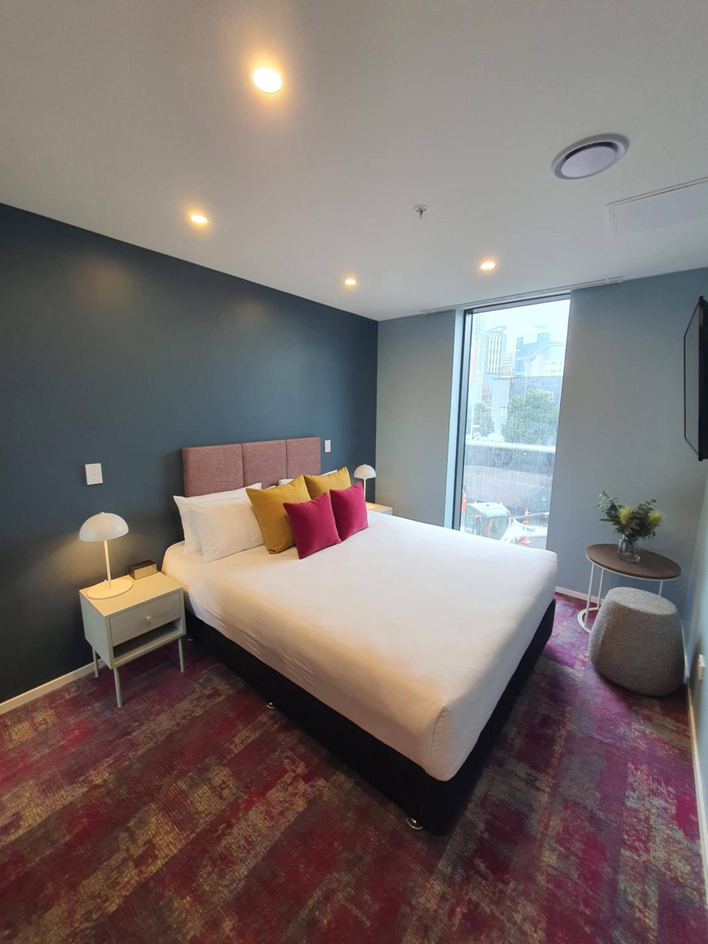 Hotel Room - Photo 6