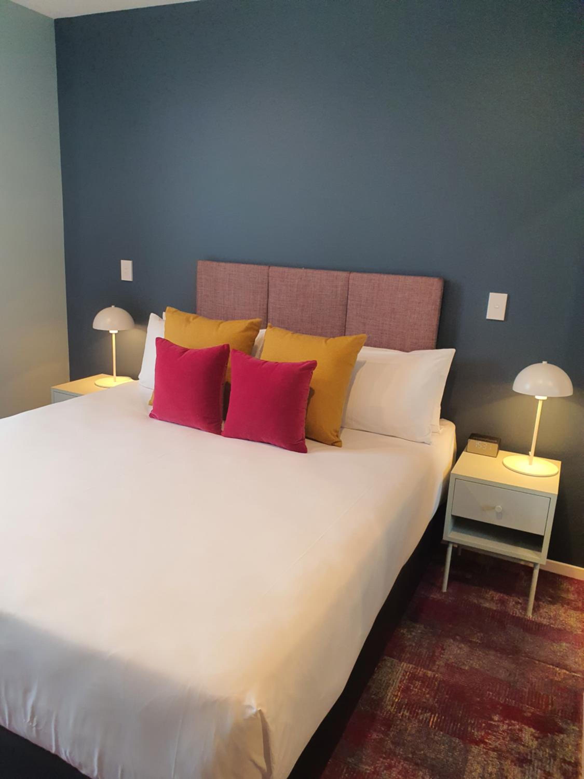 Hotel Room - Photo 7