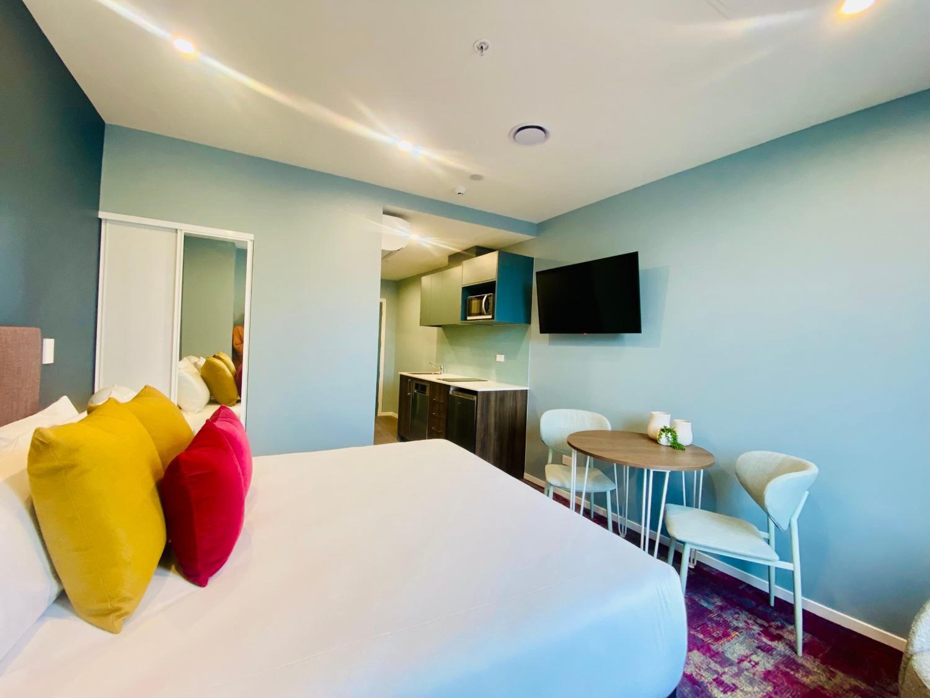Studio Apartment with King Bed - Photo 6