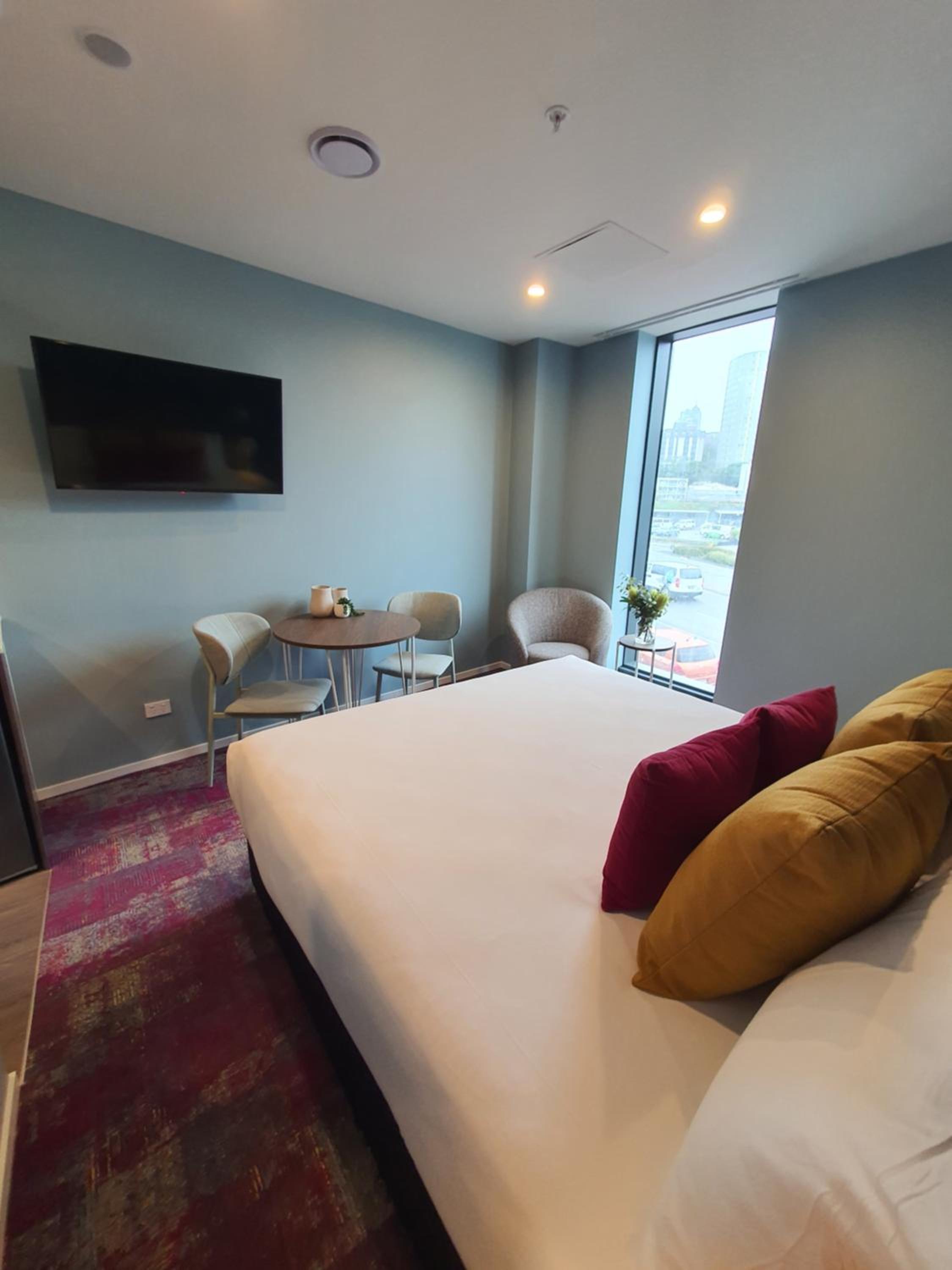 Studio Apartment with King Bed - Photo 7