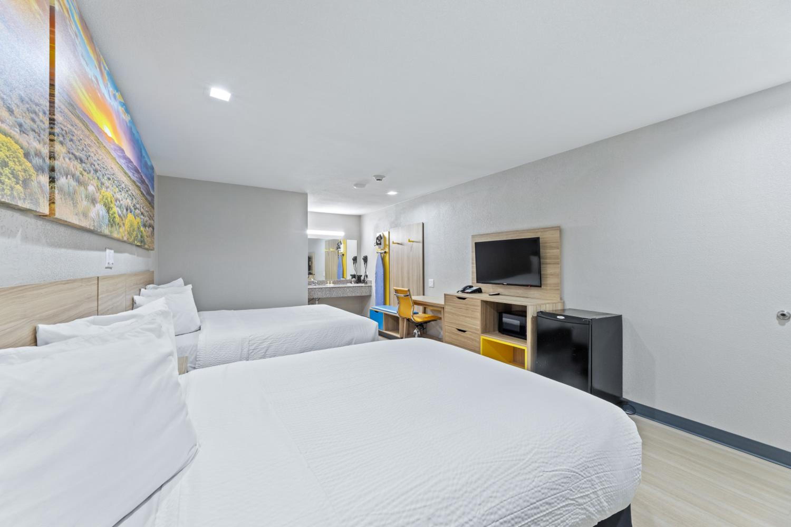 Queen Room with Two Queen Beds - Non-Smoking - Photo 2