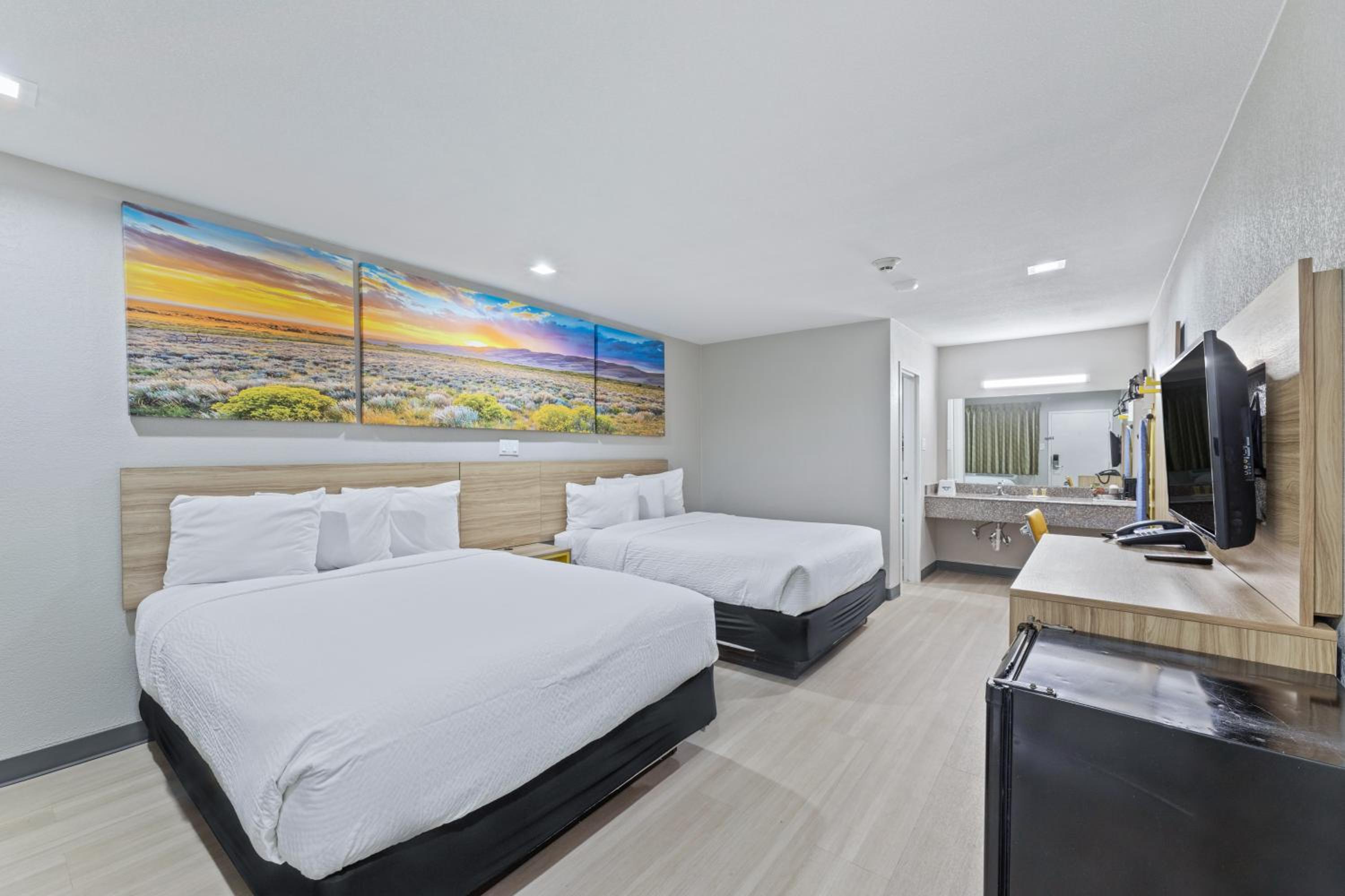 Queen Room with Two Queen Beds - Non-Smoking - Photo 6