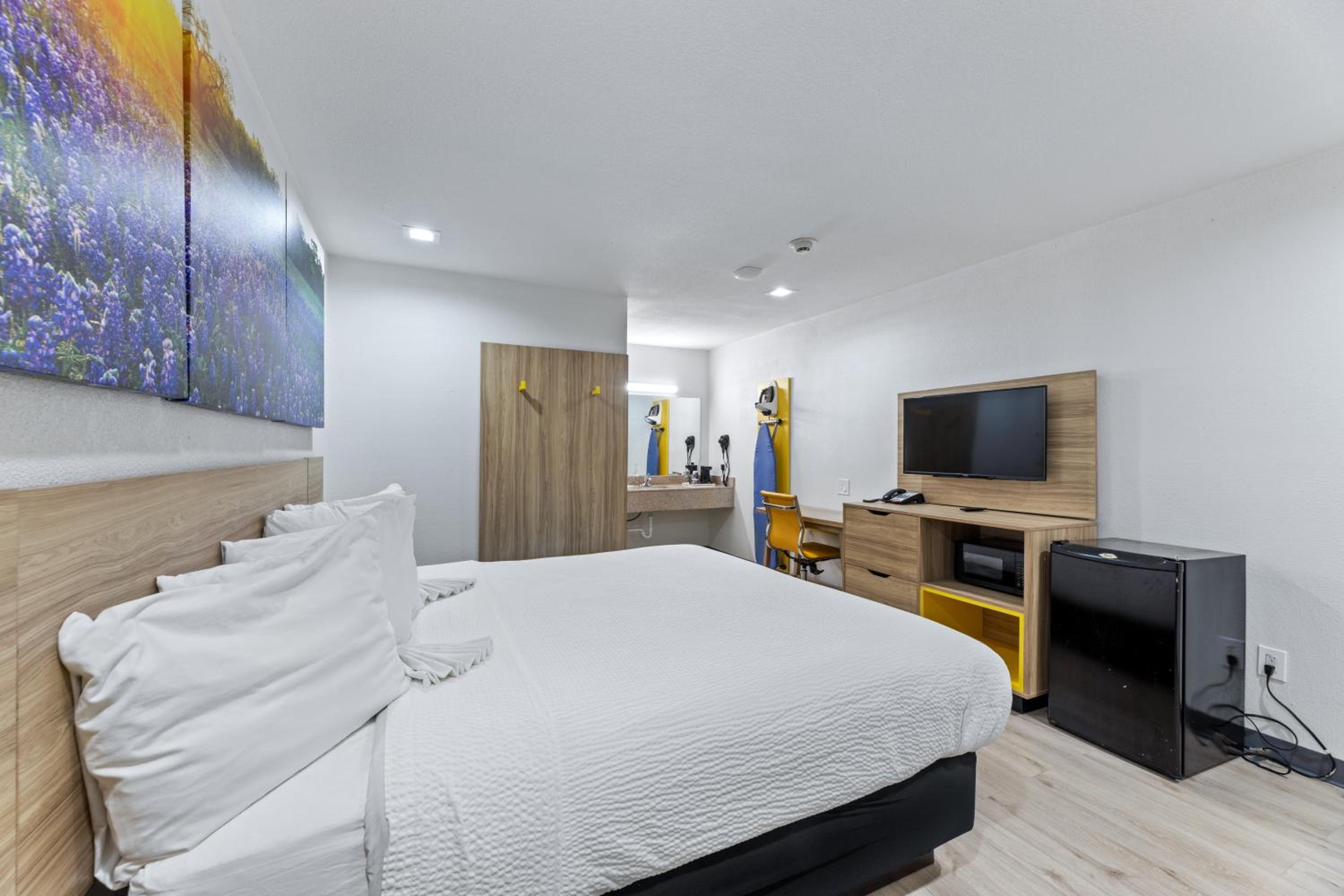 King Room - Non-Smoking - Photo 6