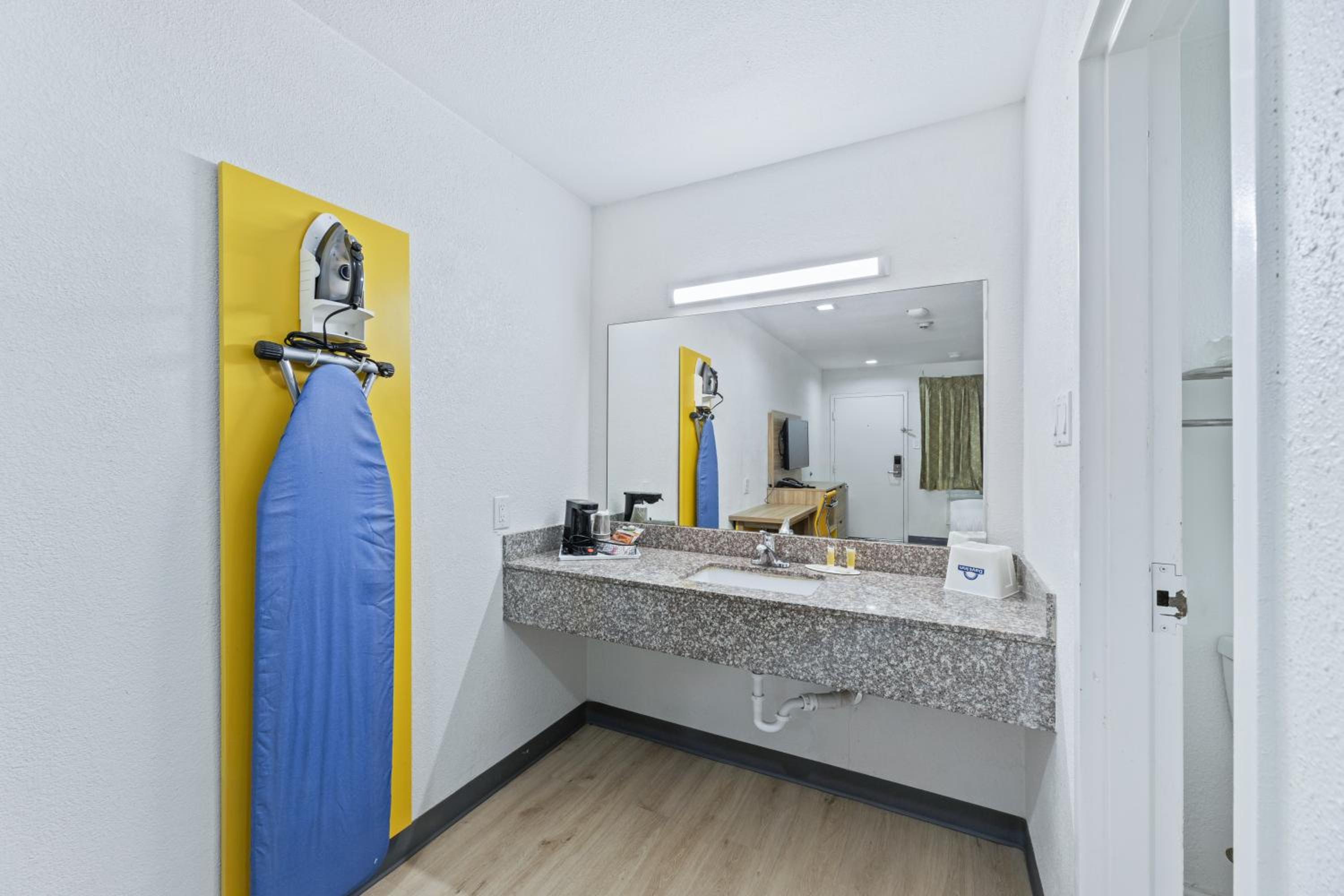 Queen Room - Non-Smoking - Photo 4