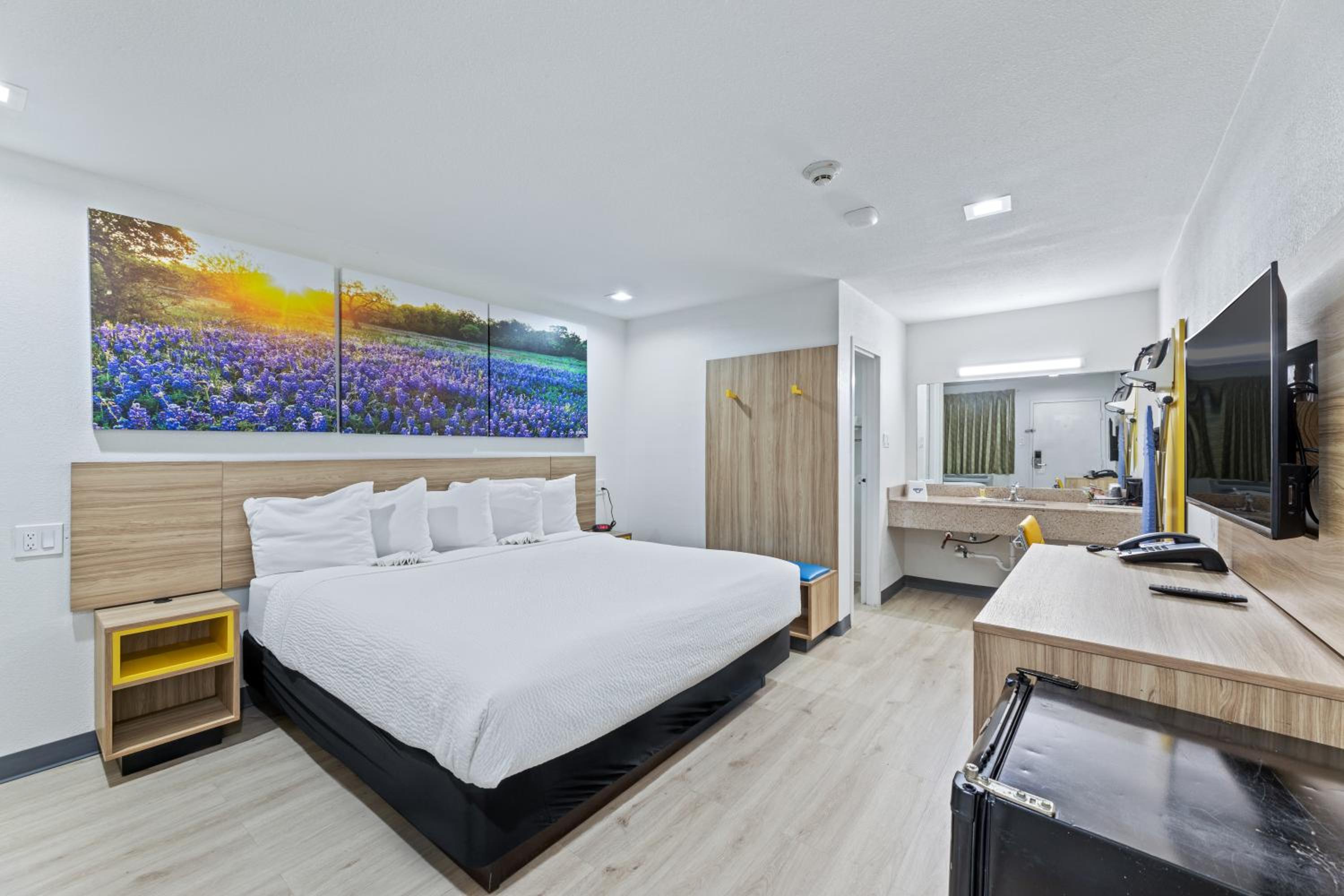 King Room - Non-Smoking - Photo 5