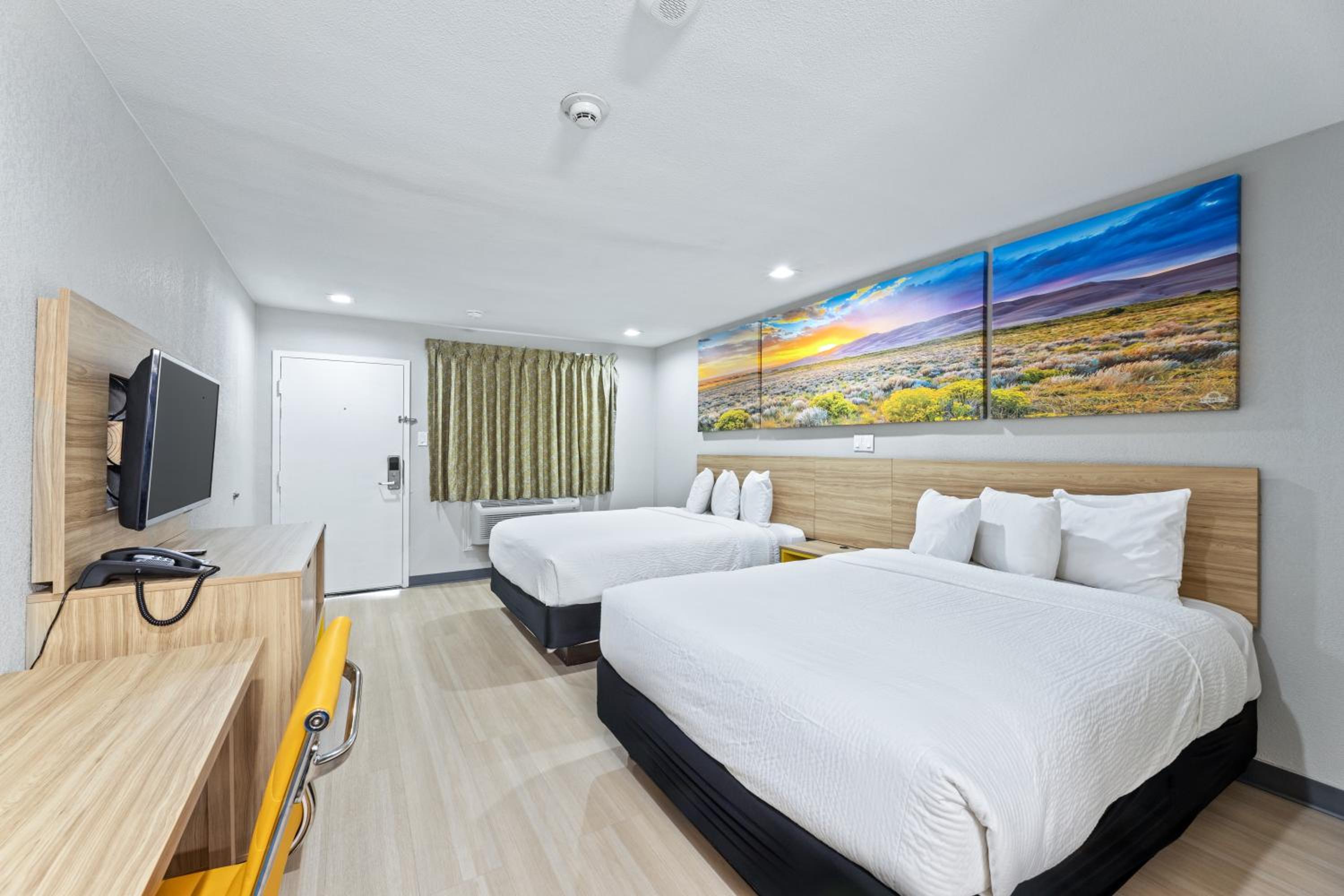 Queen Room with Two Queen Beds - Non-Smoking - Photo 1