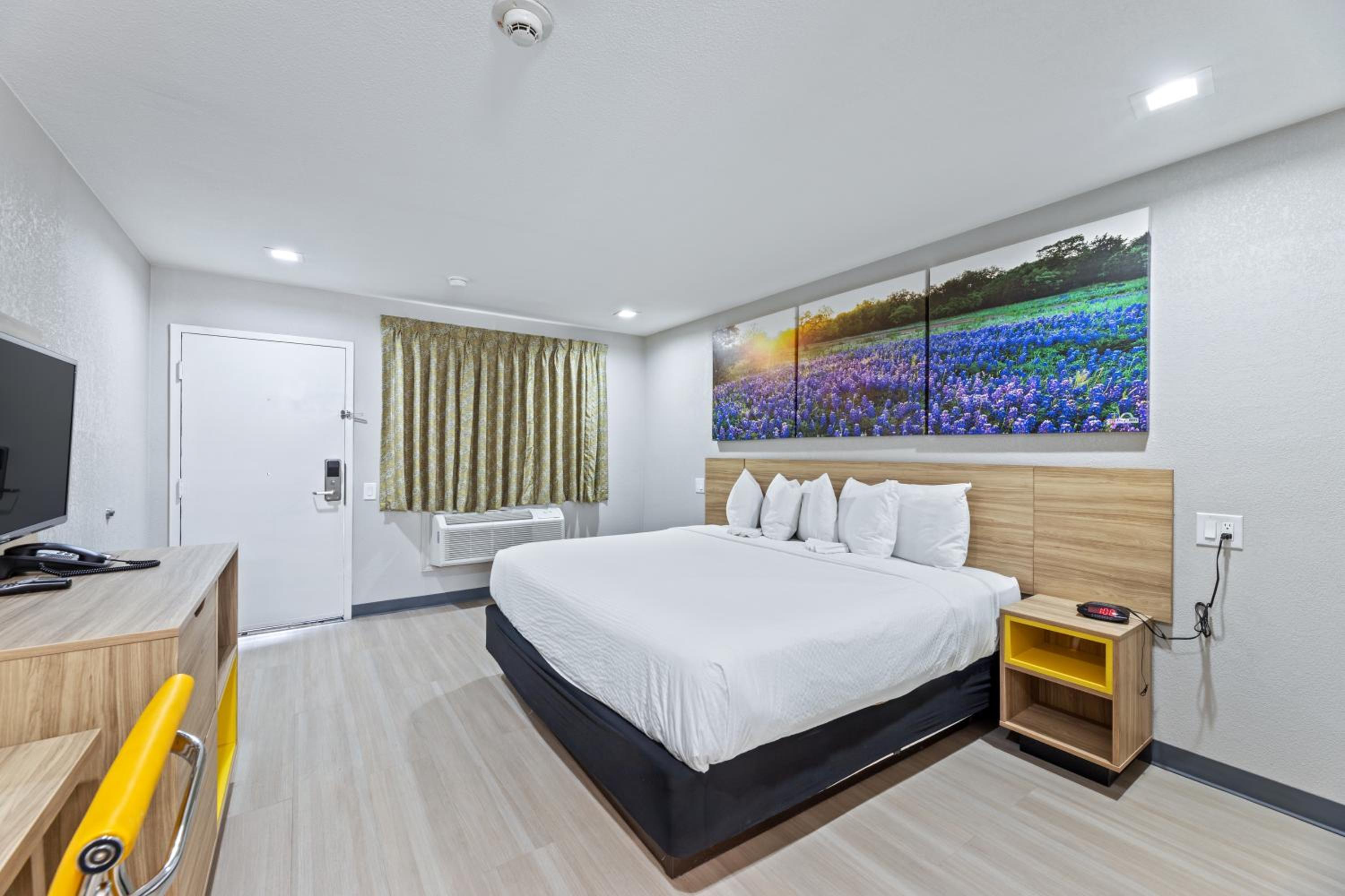 King Room - Non-Smoking - Photo 3