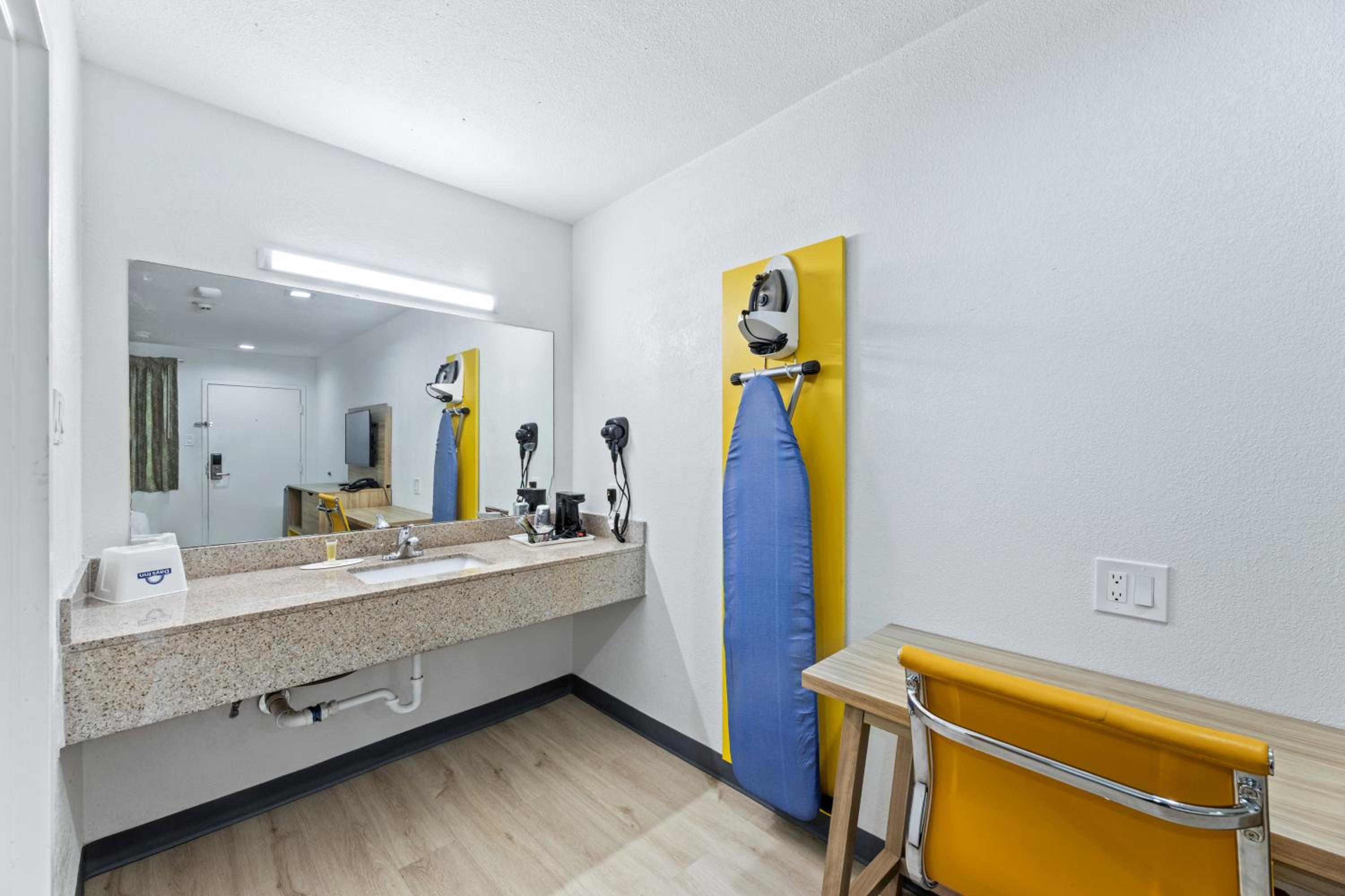 Queen Room - Non-Smoking - Photo 5