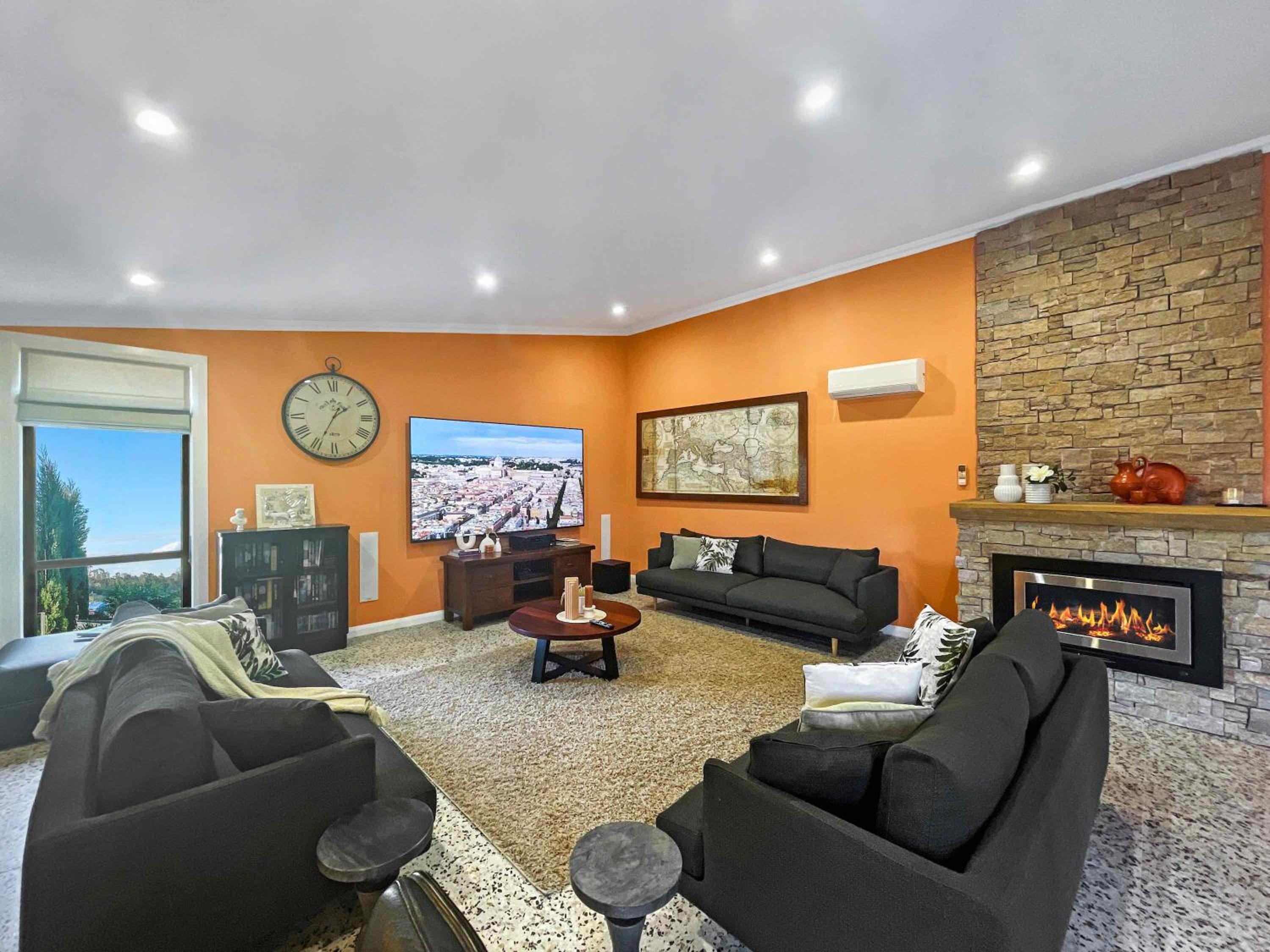 Five-Bedroom House photo 1