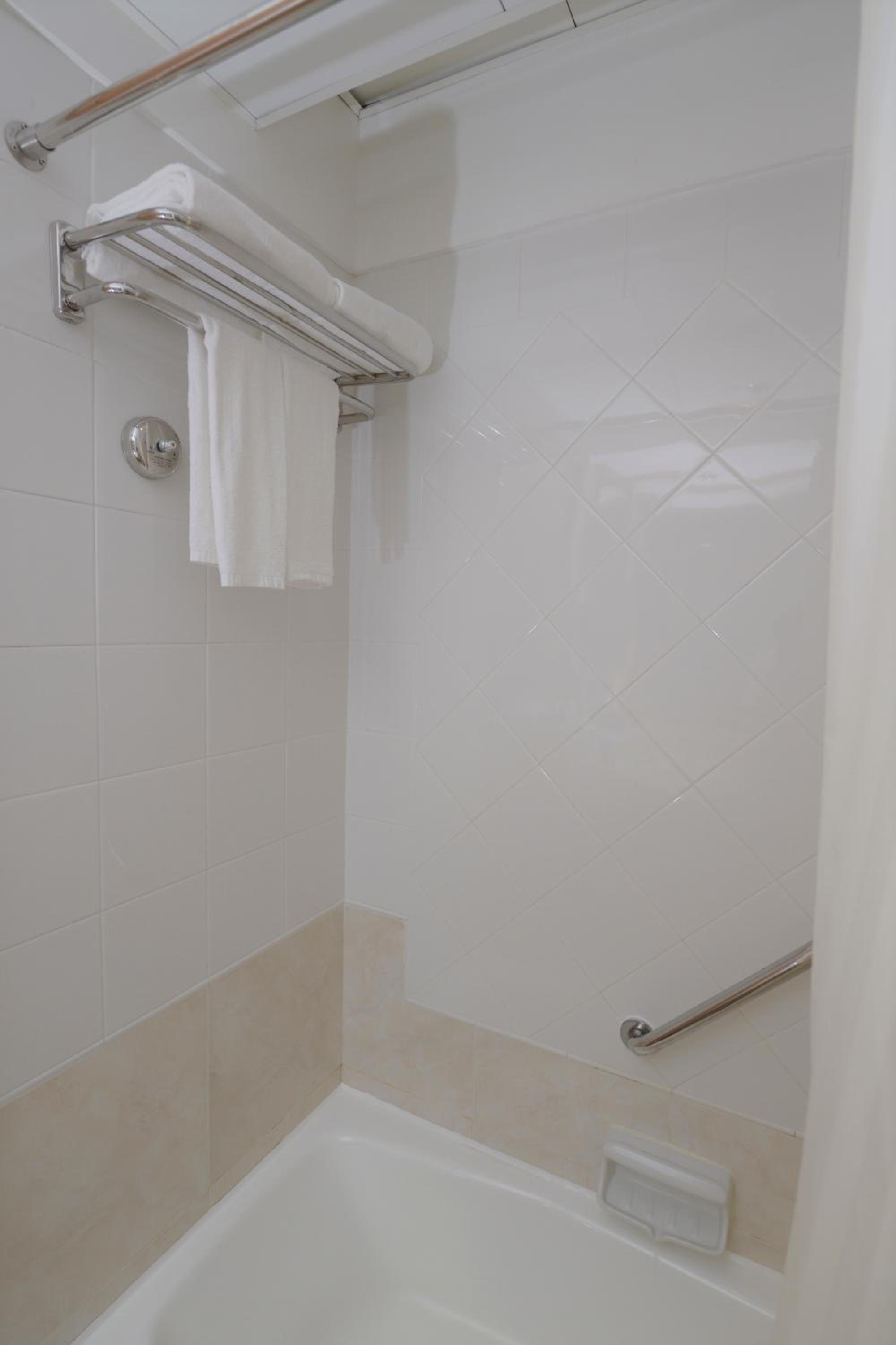 Deluxe Double or Twin Room (Harbor View) photo 3