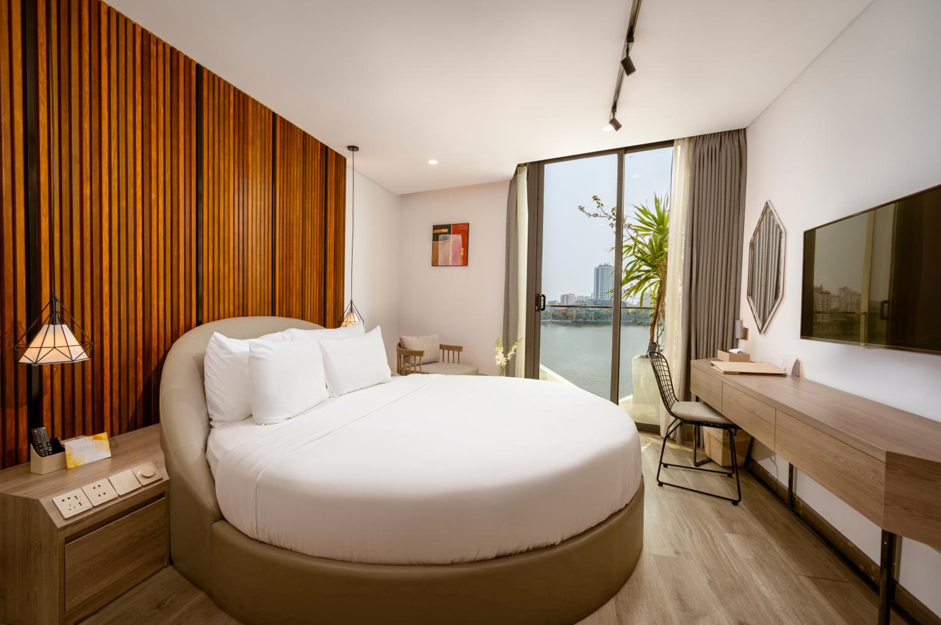 Special Offer - Deluxe Riverfront With Balcony - Photo 2