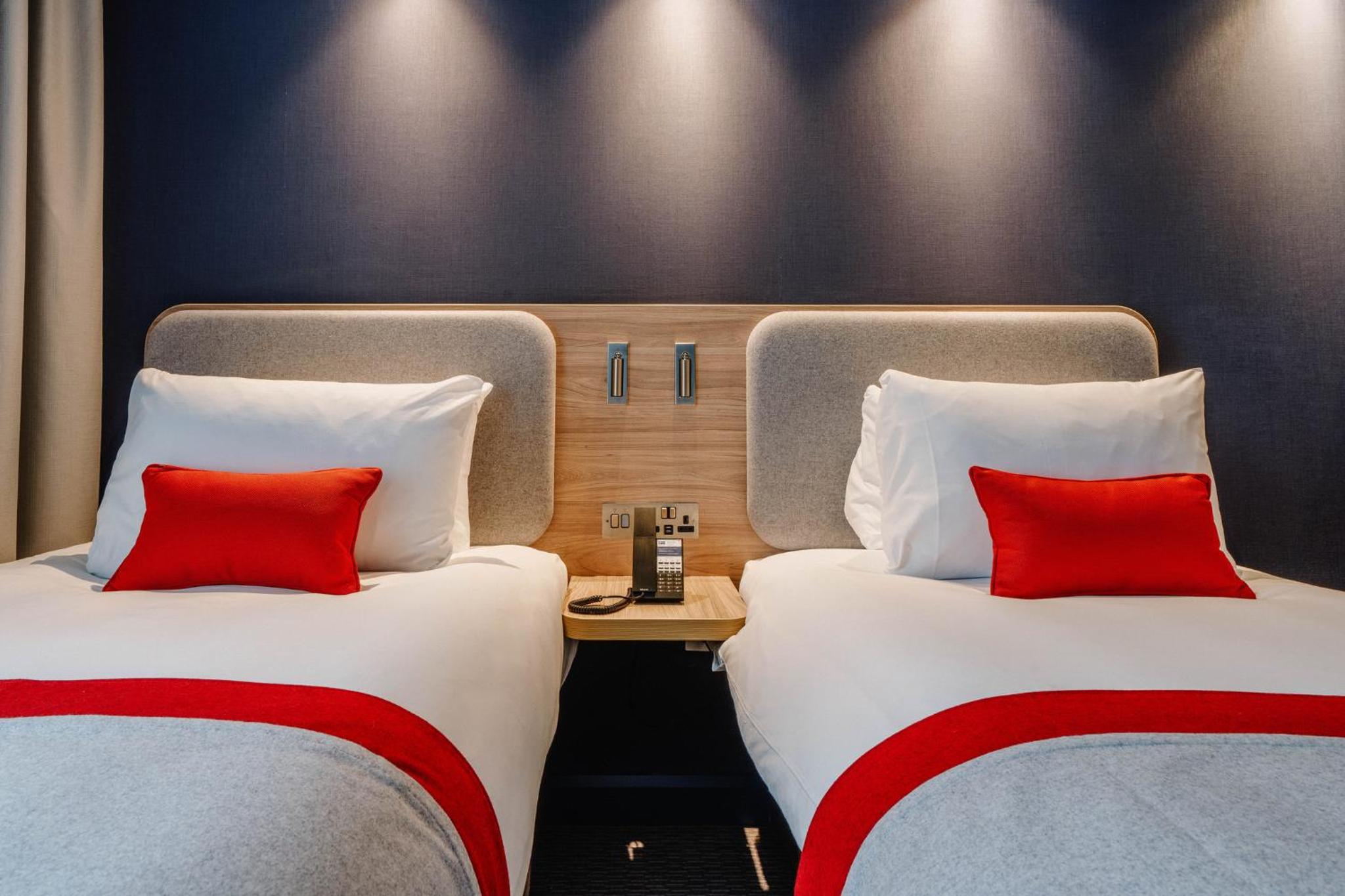 Standard Twin Room with Street View and Free Hot Breakfast - Photo 5
