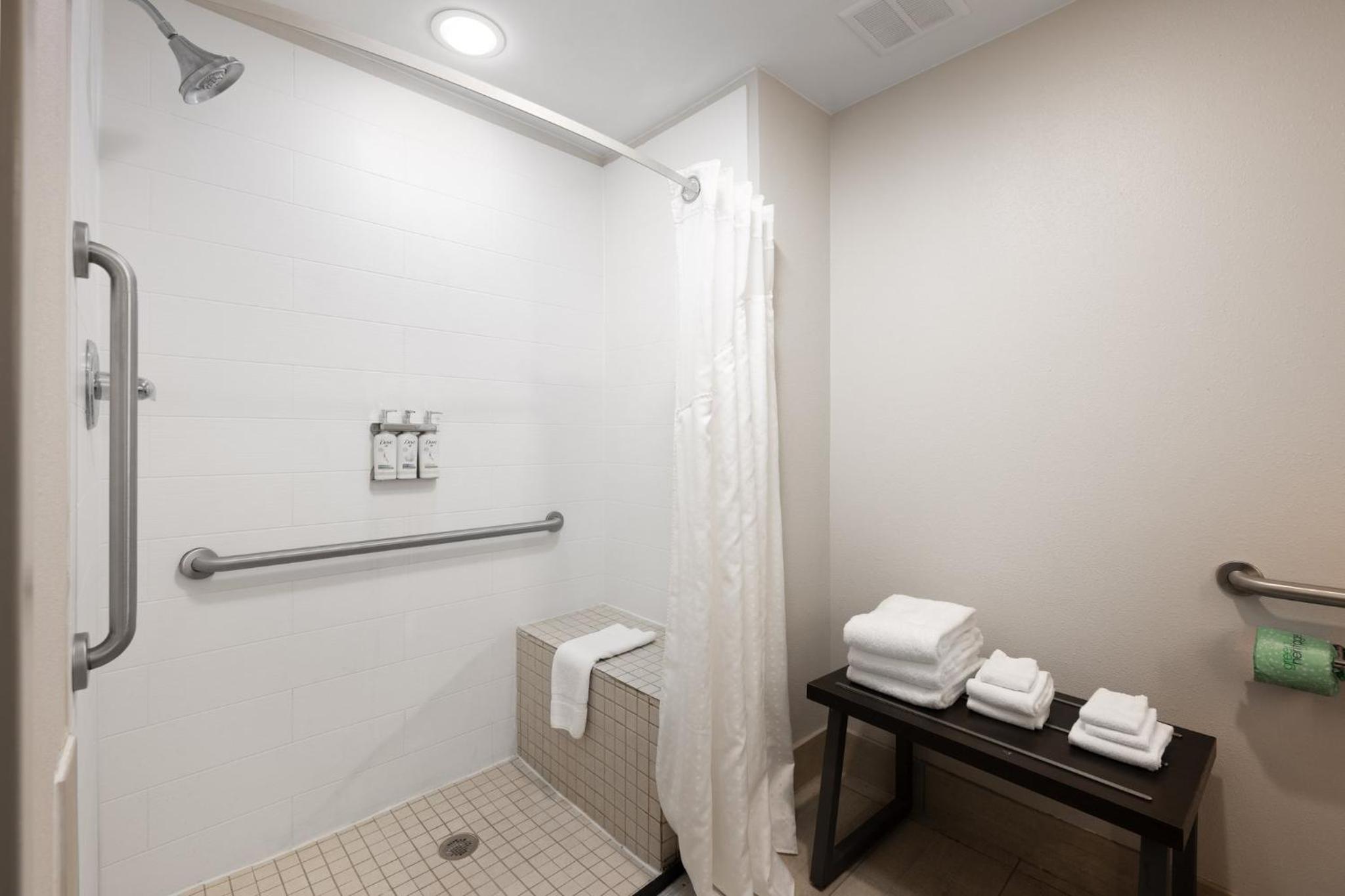 King Room - Mobility Access/Hearing Accessible - Photo 3