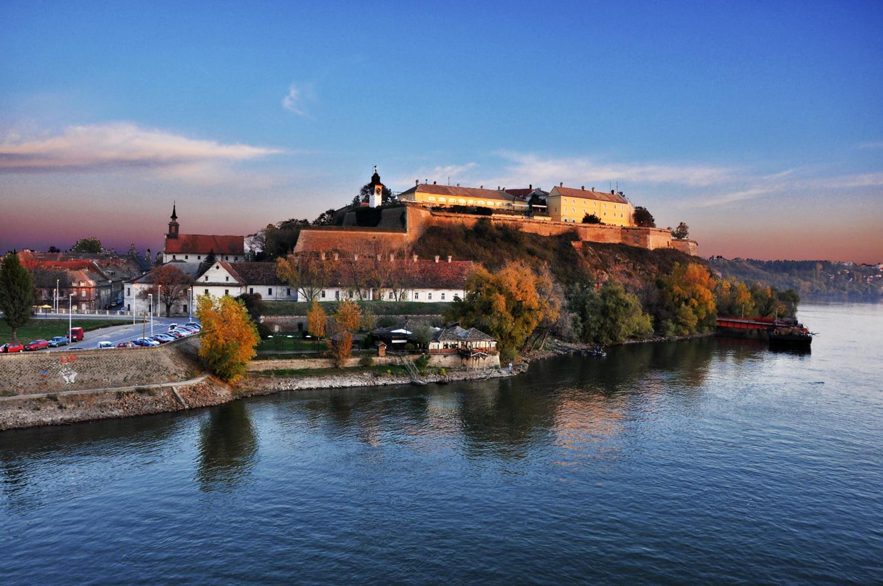 Double or Twin Room with River View - Photo 4