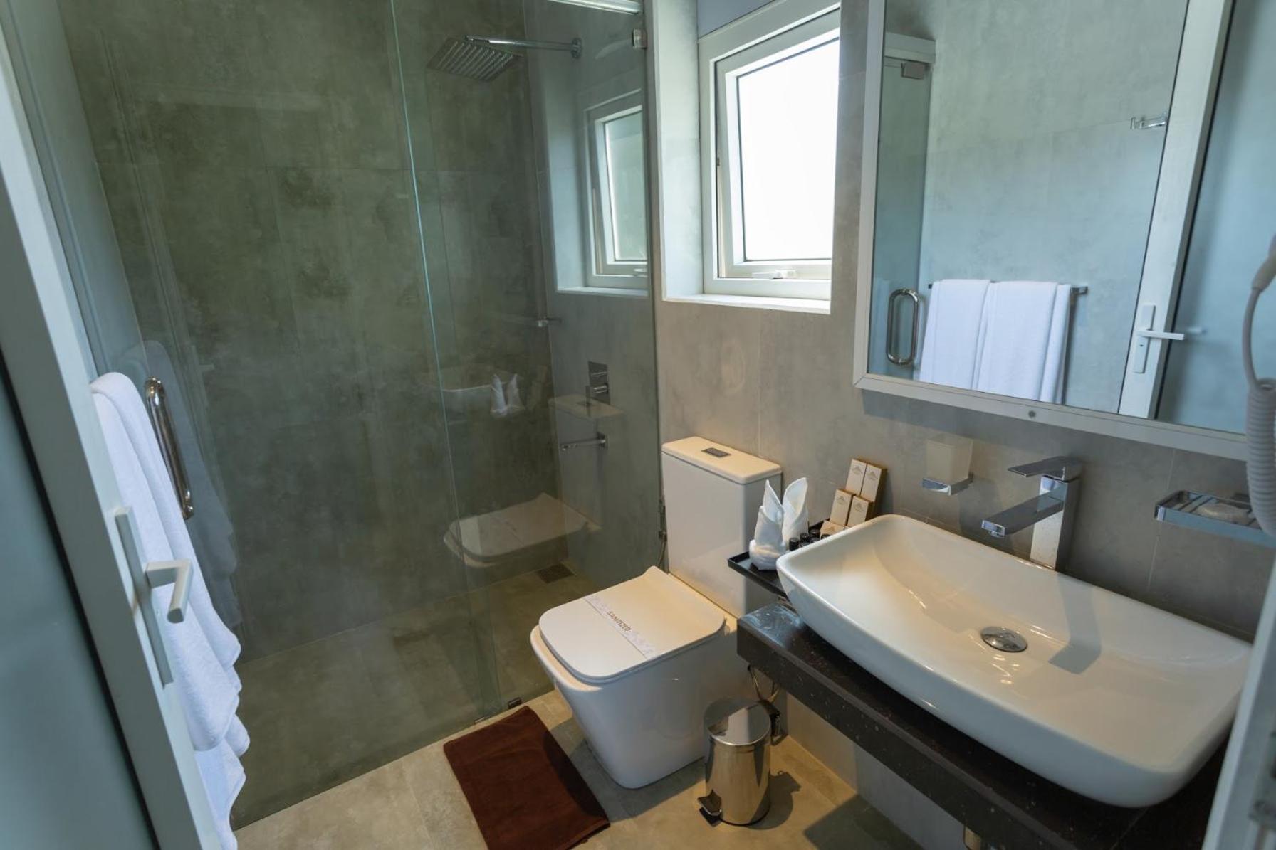 Deluxe Double Room with Balcony photo 2